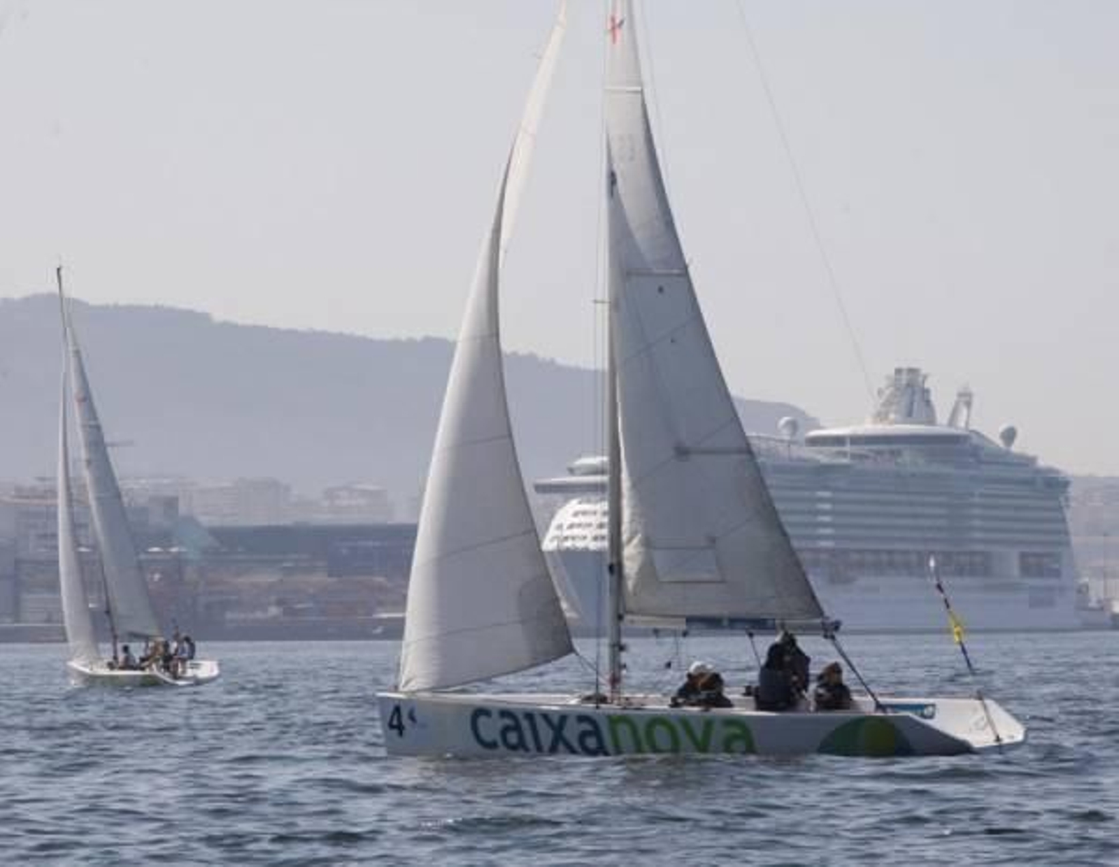 Los barcos compartieron la Ría de Vigo ayer con un gran transatlántico. Foto: j.v. landín