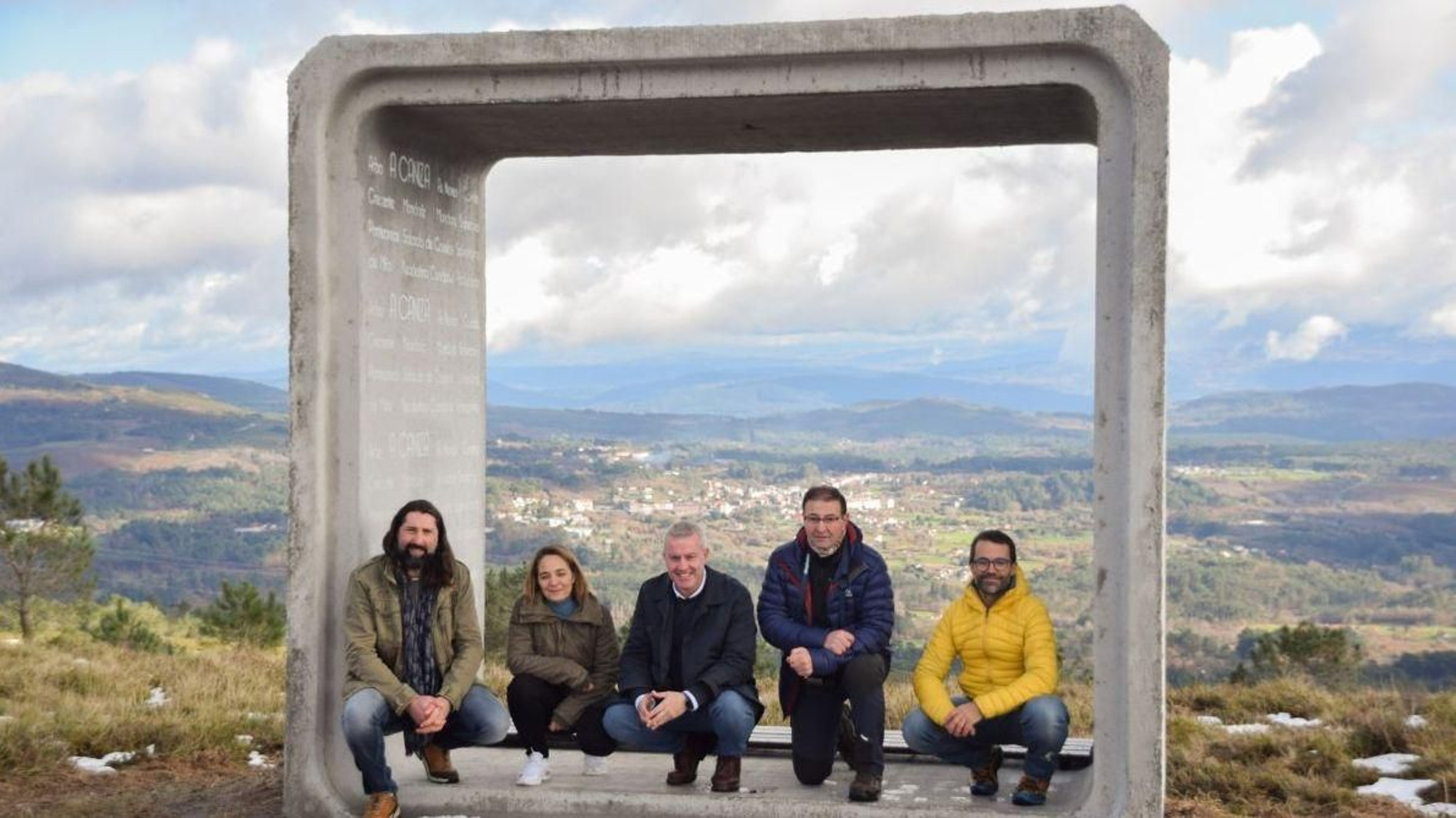 Luis Piña en uno de las ‘ventanas’ del Miradoiro do Montouto con ediles del gobierno local y técnicos del proyecto.