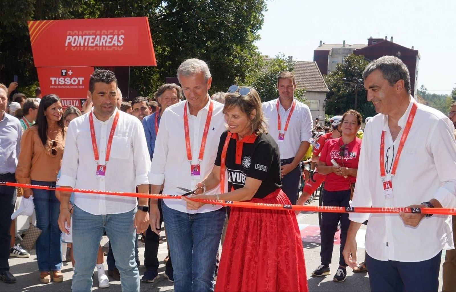 La alcaldesa de Ponteareas dio la salida cortando la cinta.