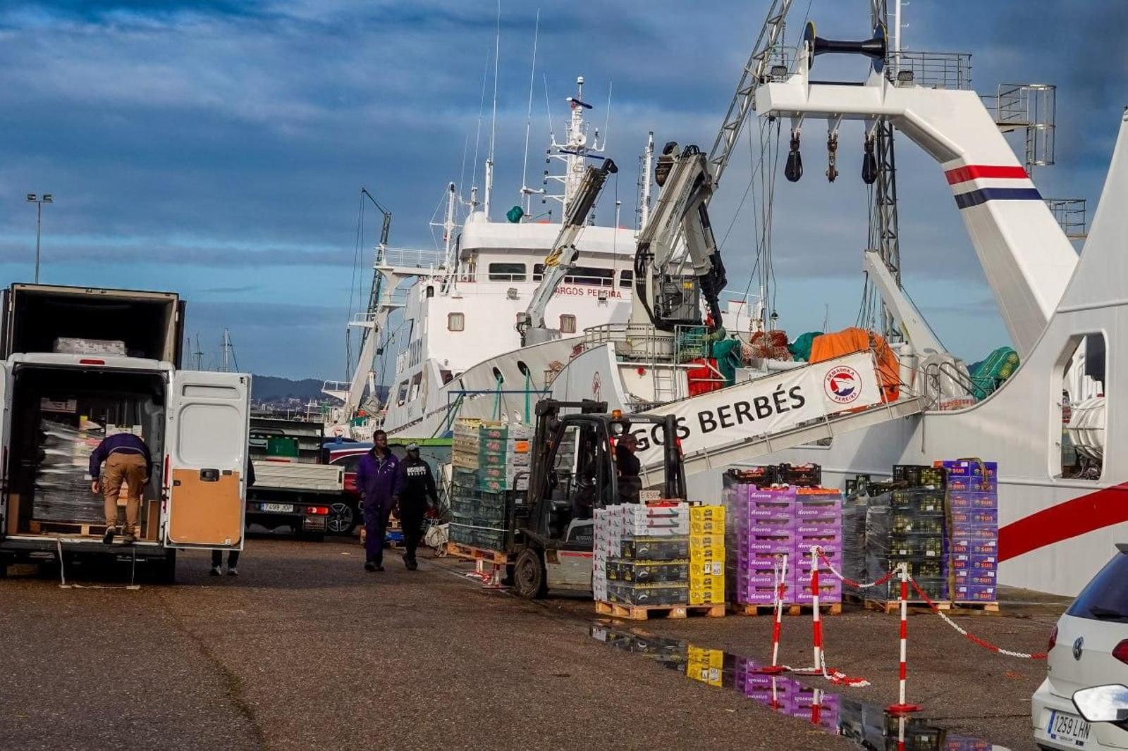 La flota de Malvinas, ayer antes de partir hacia el Atlántico Sur.