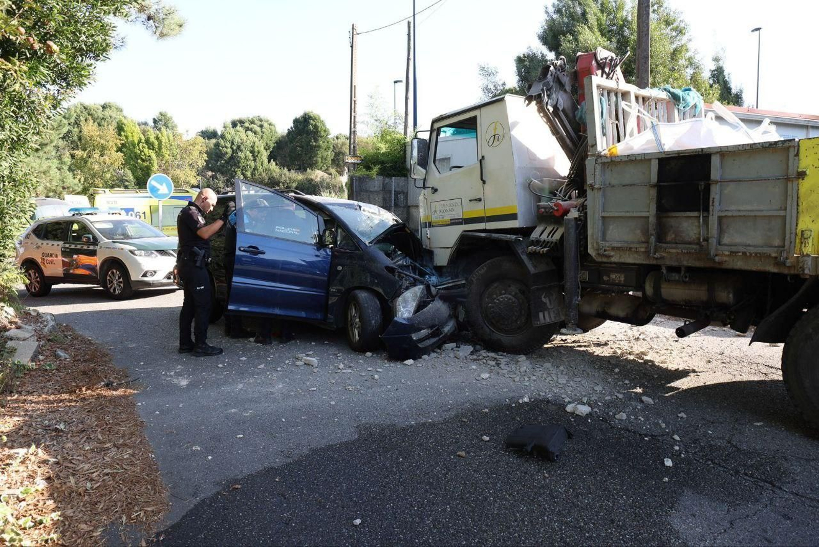 El coche quedó encajado en la cabeza tractora del camión.