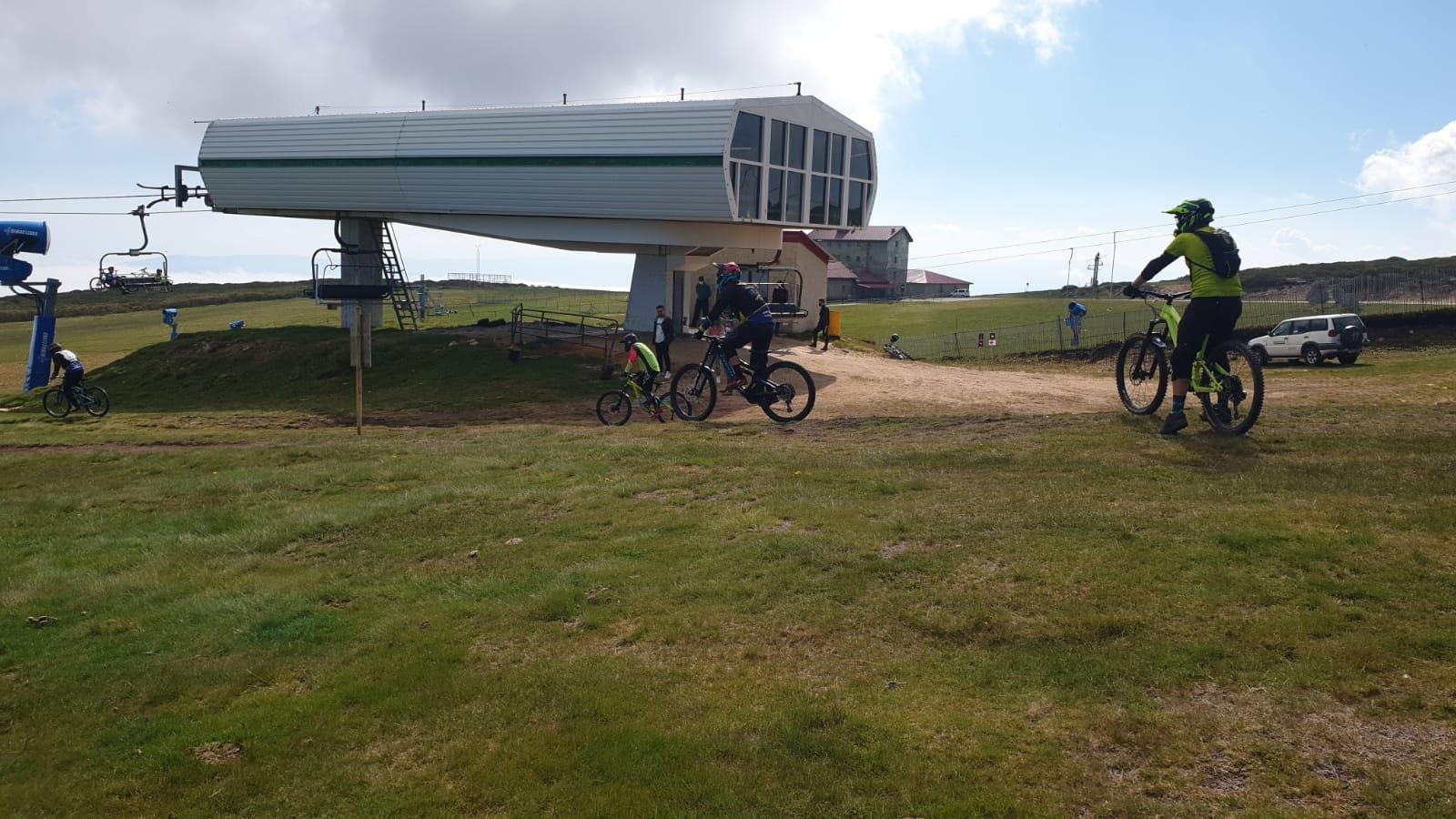 El Bike park de Manzaneda recibe a sus primeros usuarios.