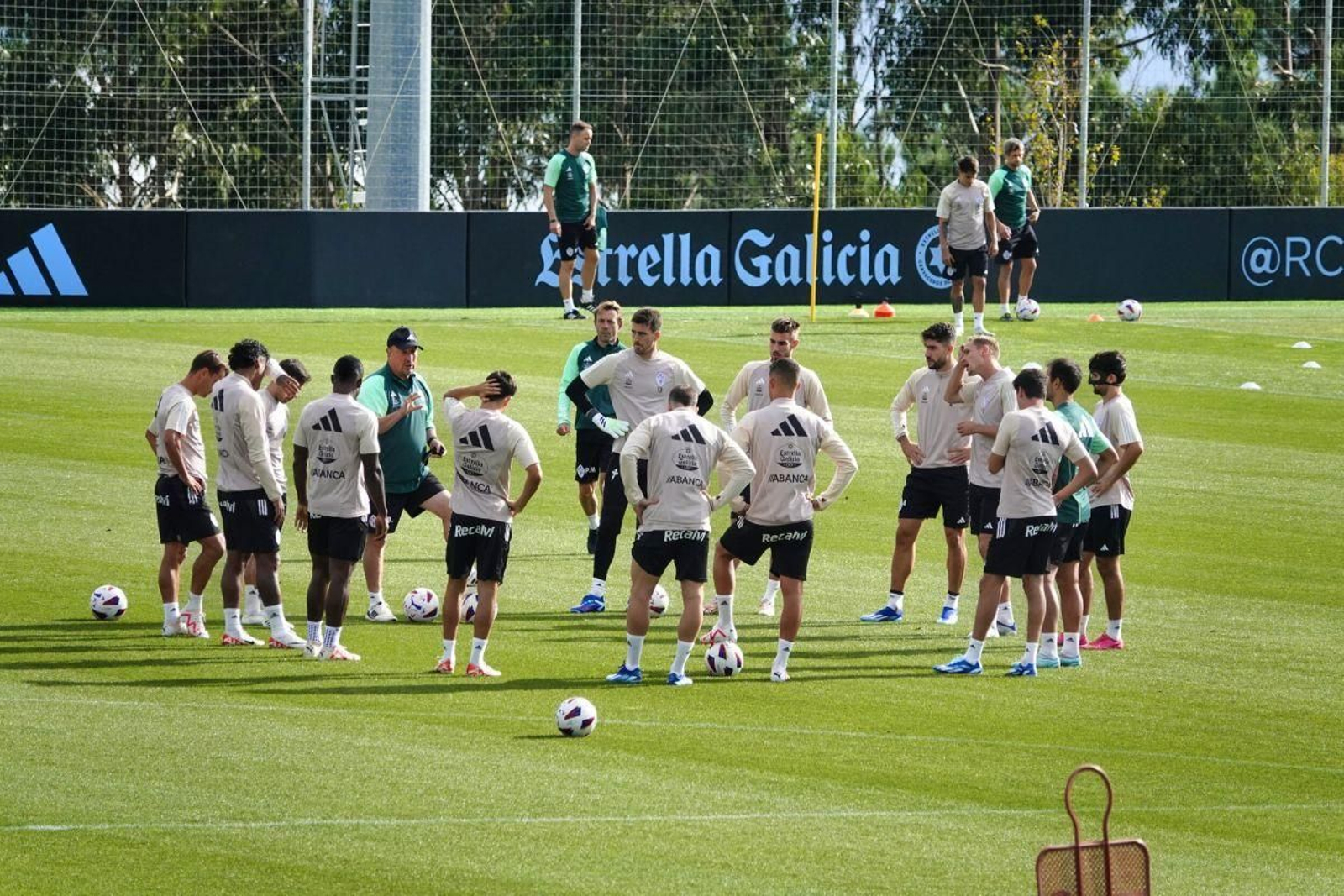Benítez charla con la plantilla en el arranque del entrenamiento ayer, con Franco Cervi aparte al fondo.