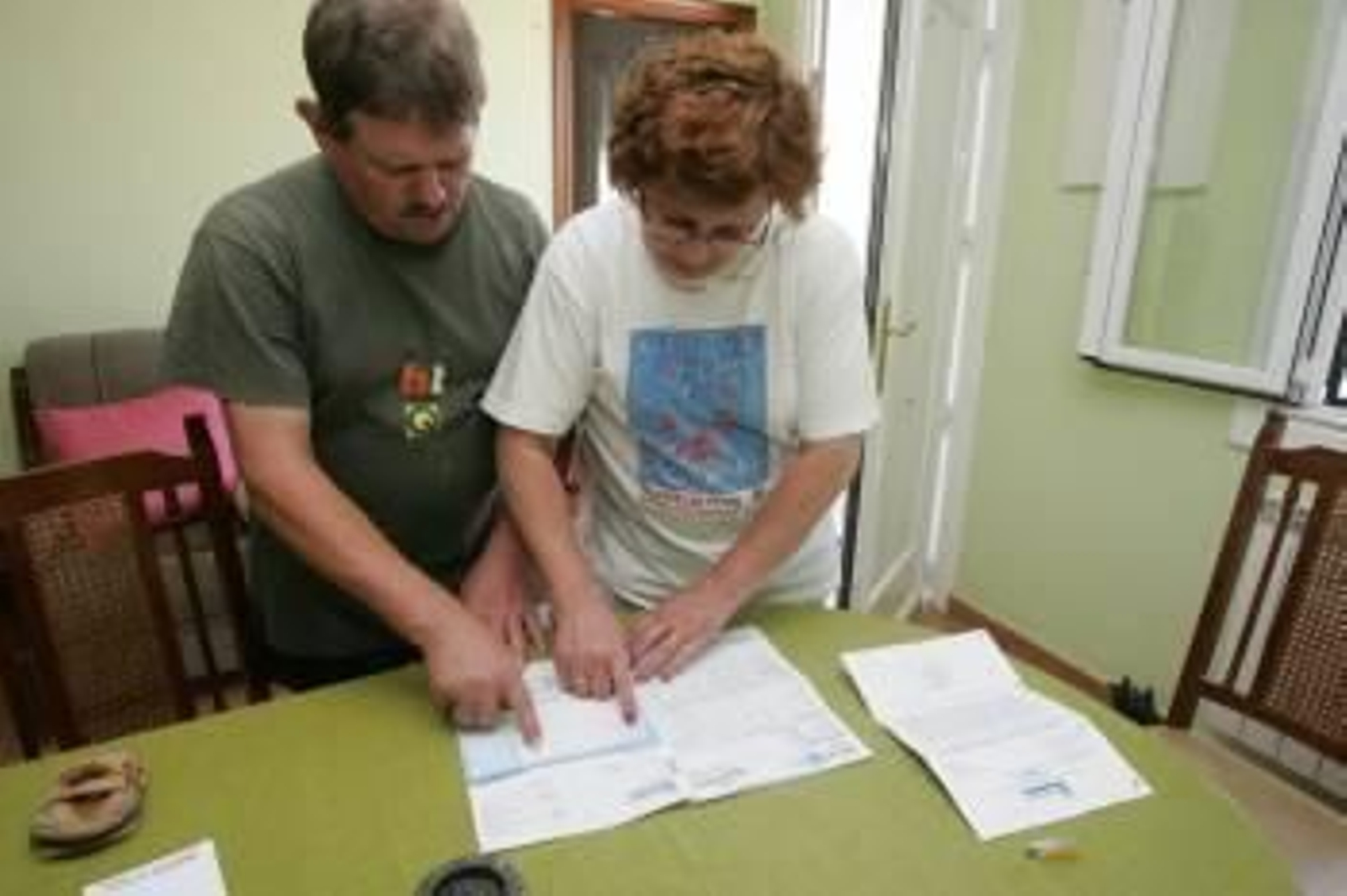 Antonio González y Olimpia Vázquez muestran los análisis en su casa de Ourantes. (Foto: MARCOS ATRIO)
