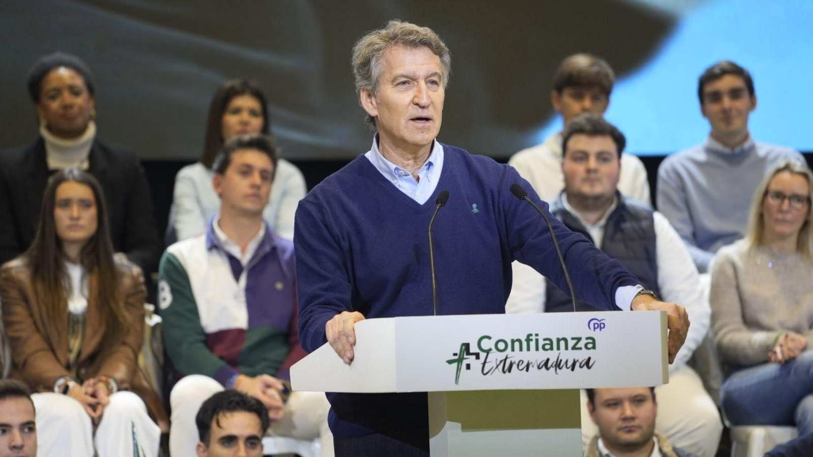 El presidente del PP, Alberto Núñez Feijóo, participa en un acto electoral en Navalmoral de la Mata (Cáceres).