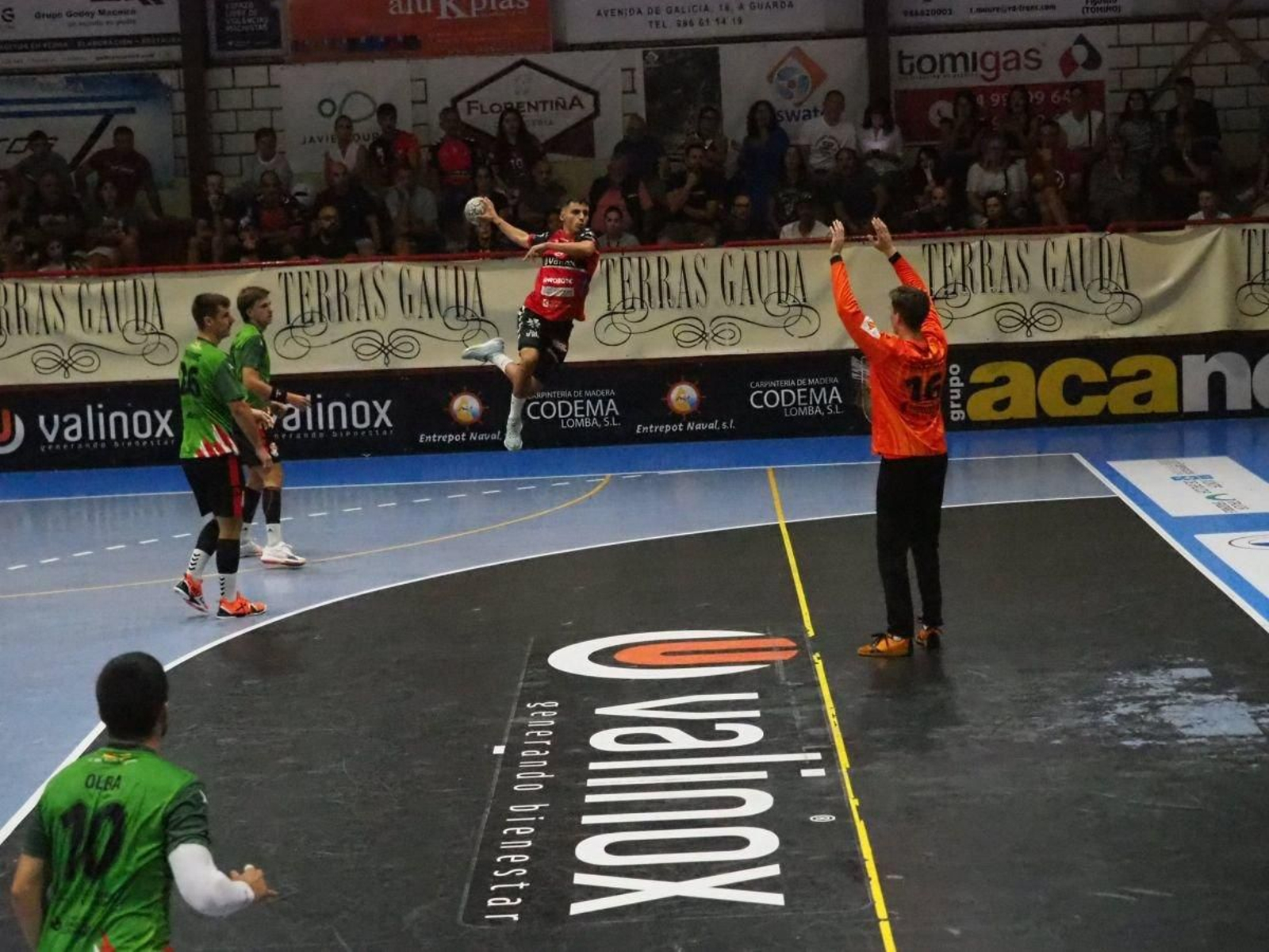 El Novás comenzó ayer la liga en casa y perdió ante el Puerto Sagunto.