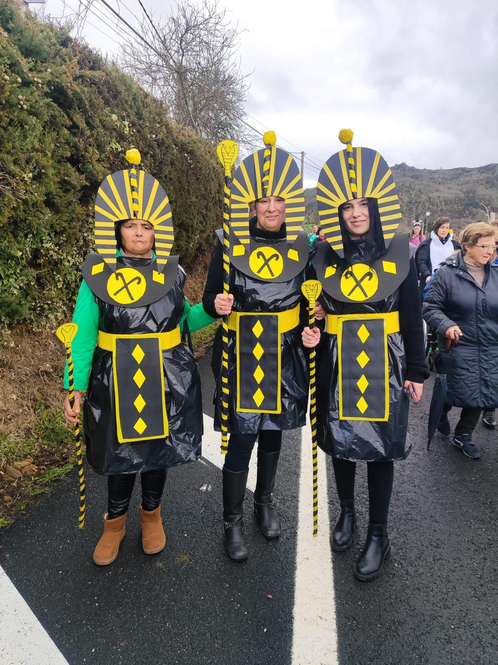 Galería | O gran desfile do Luns de Entroido en Vilardevós protagonizárono os maiores e os chocalleiros