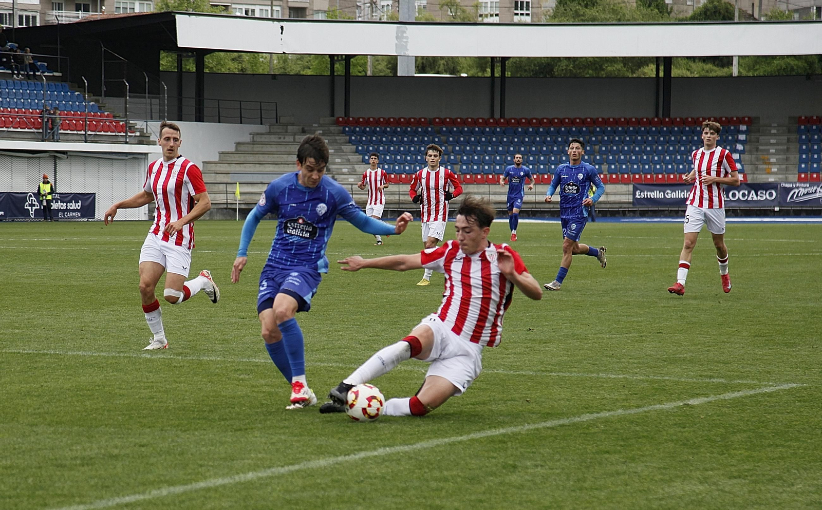 Galería | El Ourense CF sumó su primera derrota en el fortín de O Couto