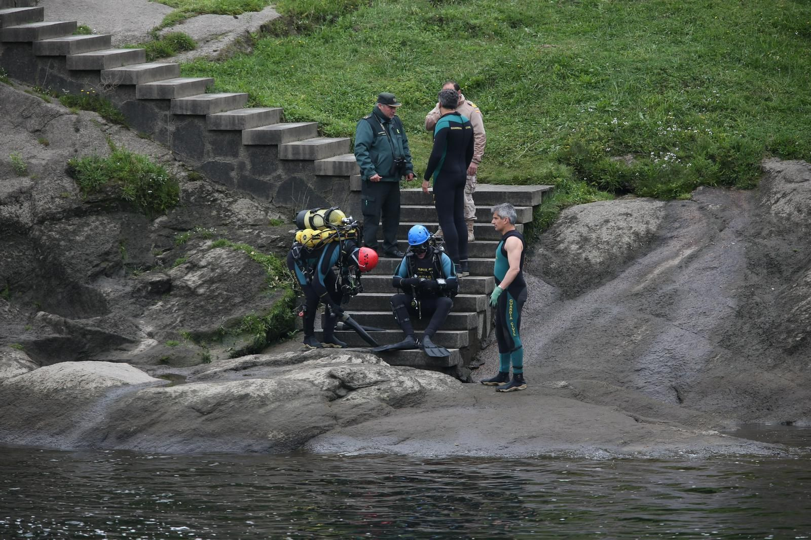 Parte del operativo puesto en marcha, la mañana de este domingo, durante las labores de búsqueda. // Alberte