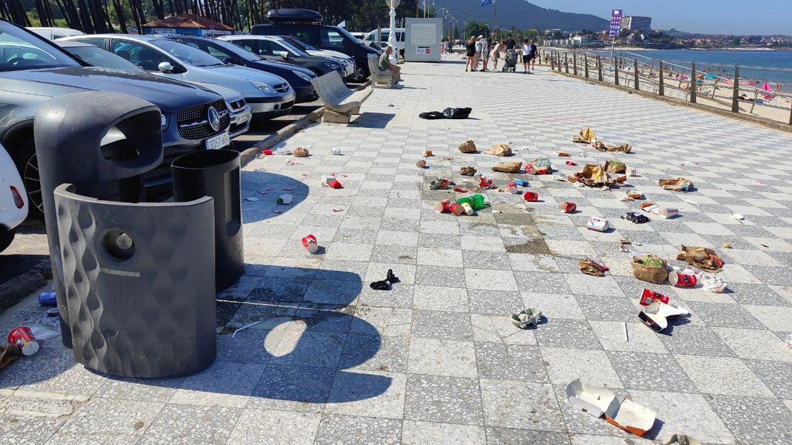 Una de las papeleras del paseo de Samil, desmontada. // Jorge Santomé
