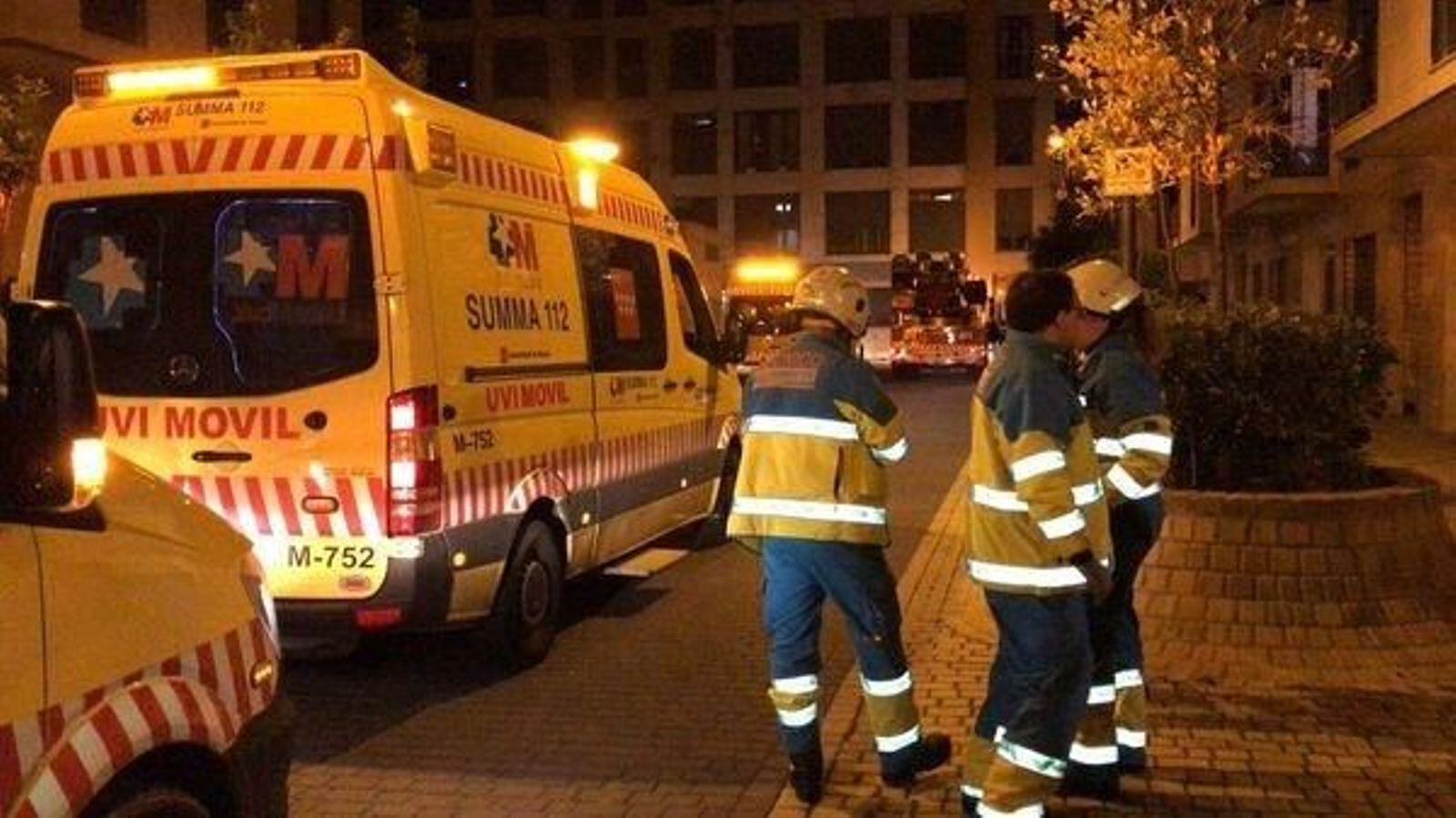 Miembros del Summa en la entrada de la vivienda.