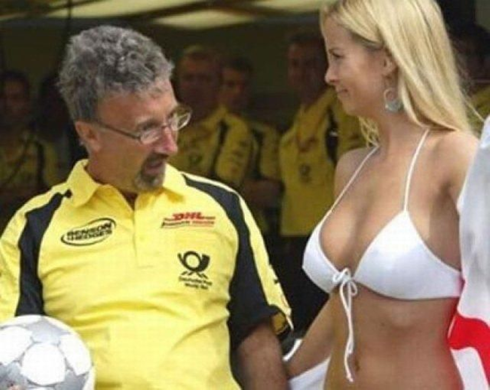 Hombres-mirando-a-mujeres-sin-disimulo (1)