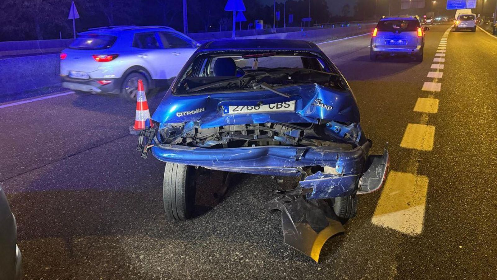 La parte trasera destrozada de uno de los coches implicados en el accidente en O Porriño.