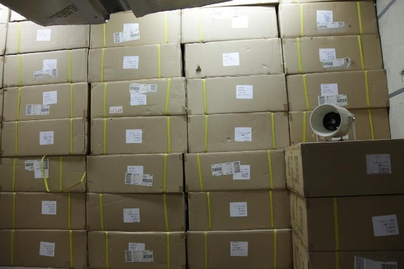 Los altavoces, en cajas, están apilados en un sótano del Auditorio. Son inutilizables. (JOSÉ PAZ)