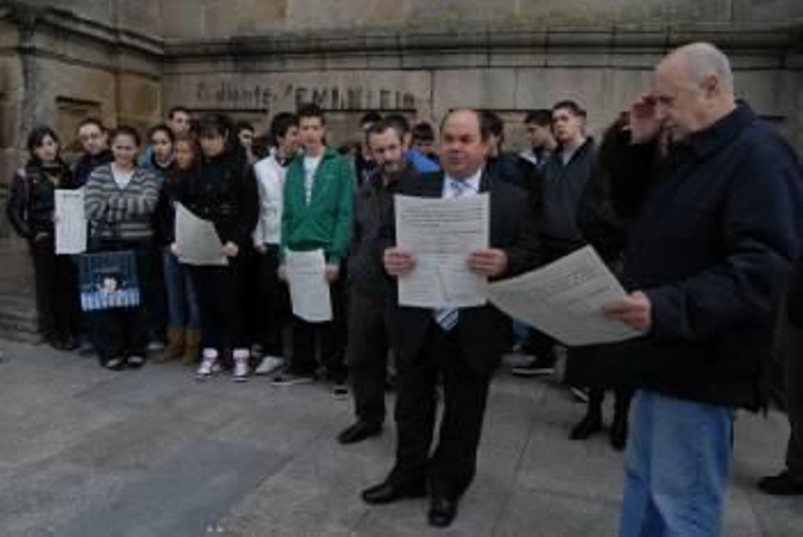 Mouriño y Ferrín, con alumnos del IES de Padrón. (Foto: Eva Domínguez)