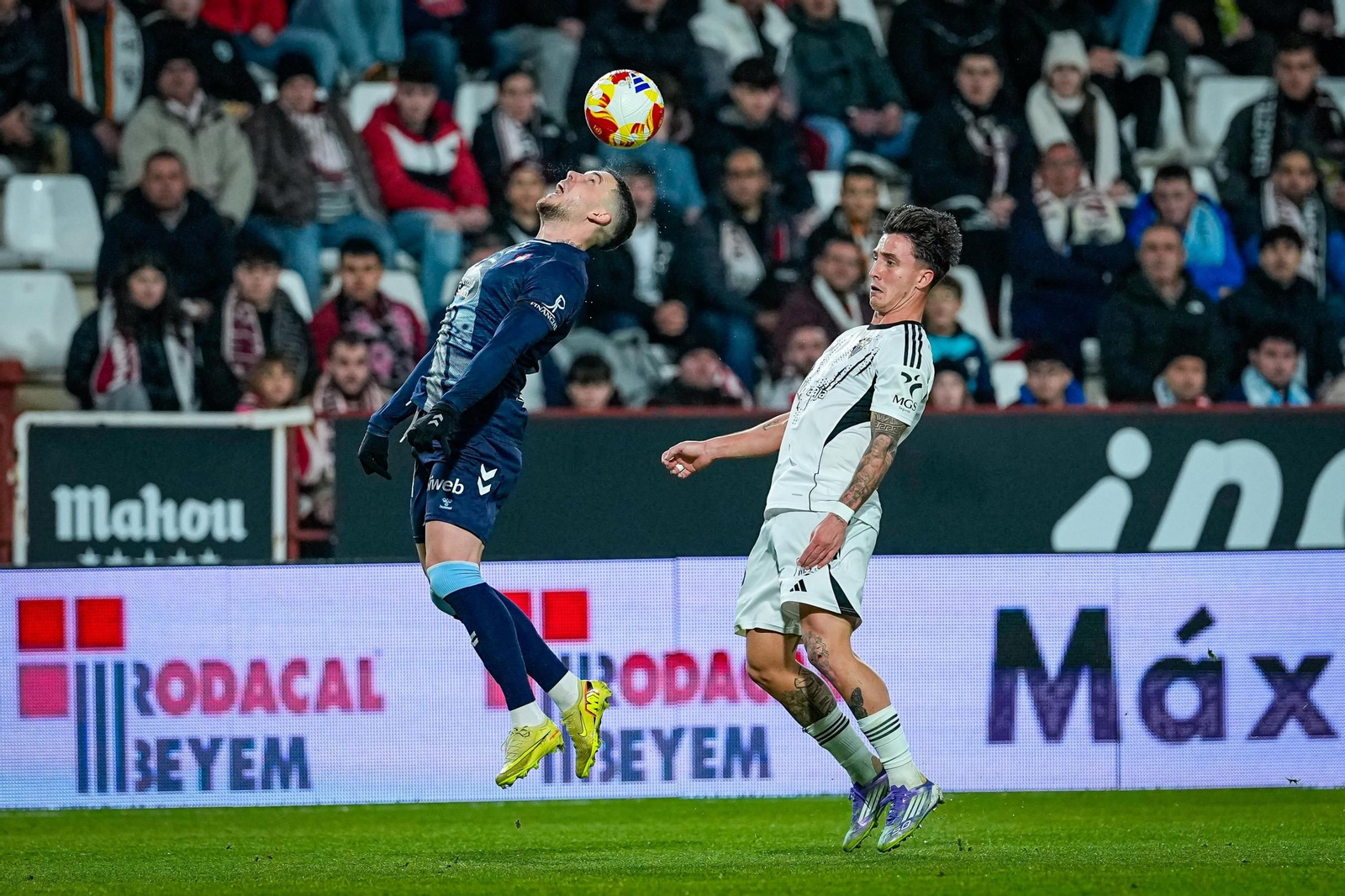 Mihailo Ristic cabecea un balón en el partido disputado ayer en el Carlos Belmonte, en Albacete.