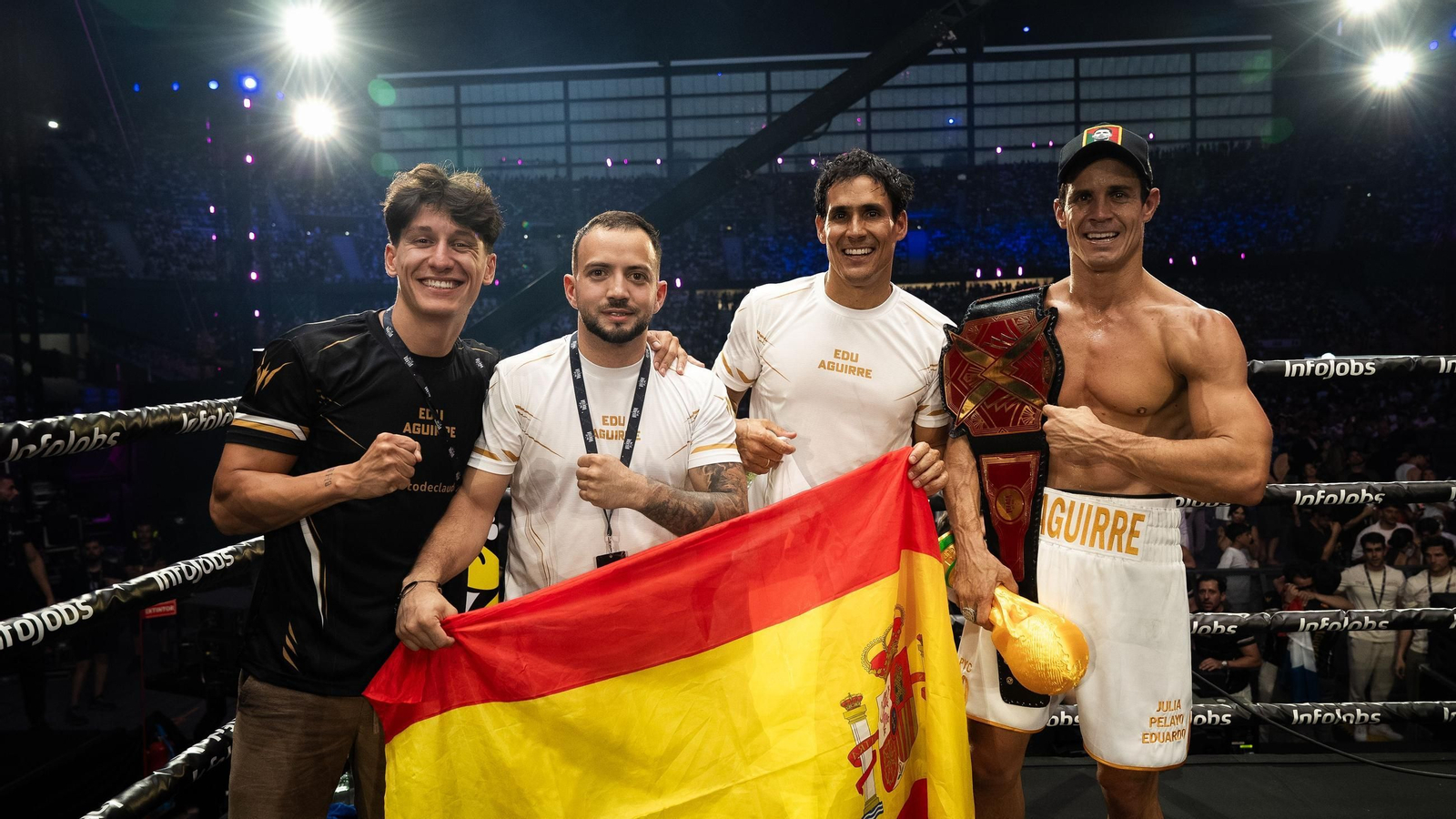 El ourensano Gorka Grande (izqda.), junto a Edu Aguirre y el equipo del campeón en La Cartuja