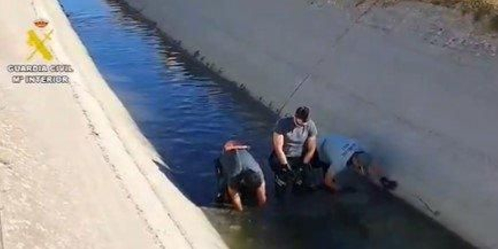 Agentes de la Guardia Civil buscaban este martes el arma homicida.