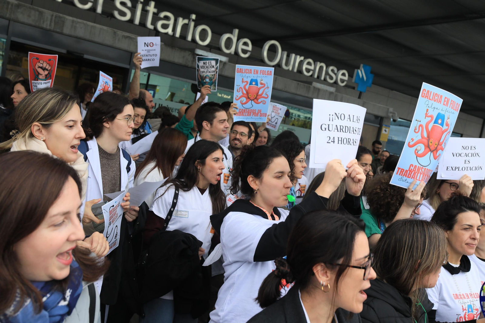 Médicos concentrados en el CHUO