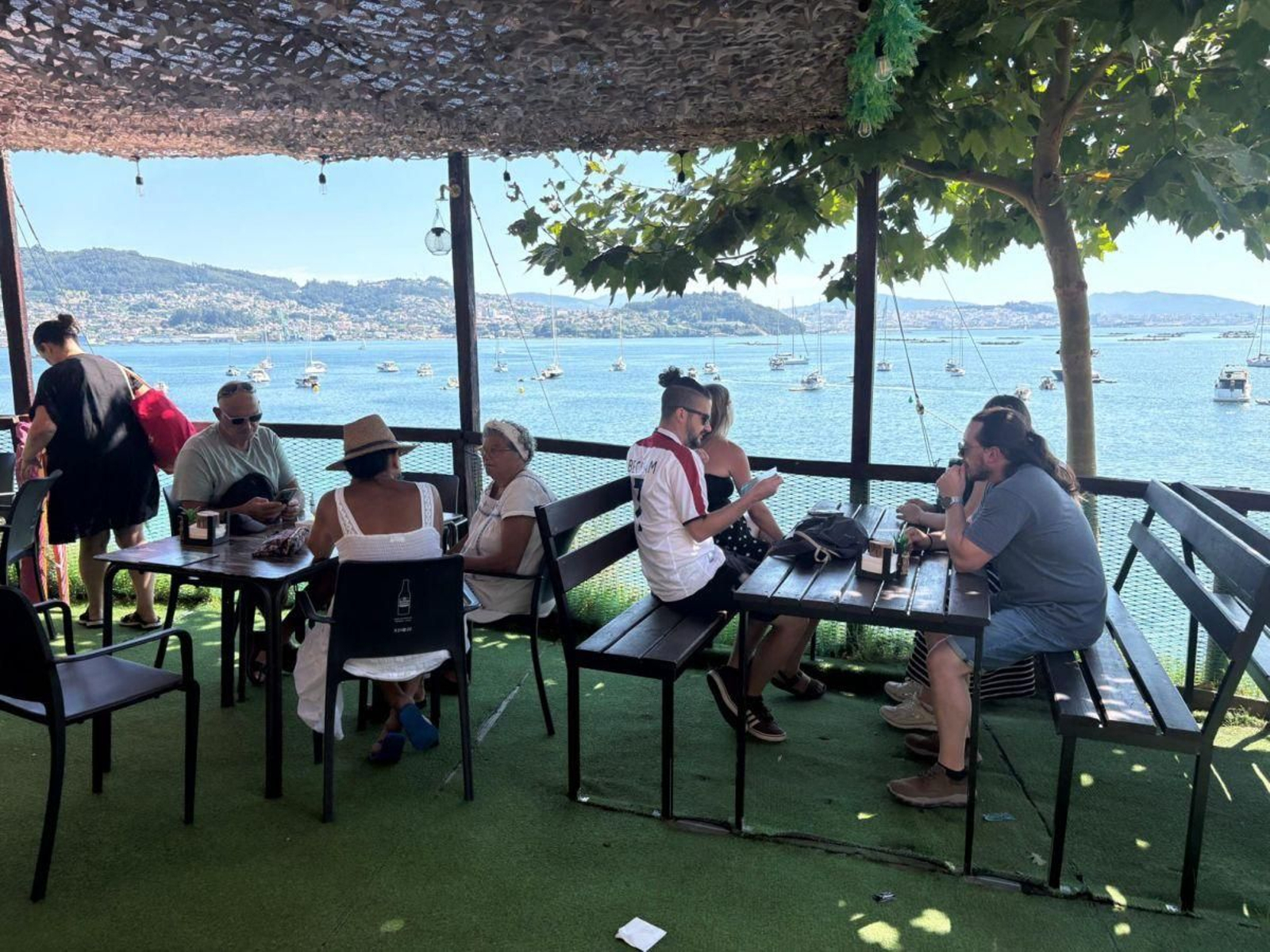 El chiringuito de A Borna, con clientes disfrutando del servicio y de las vistas.