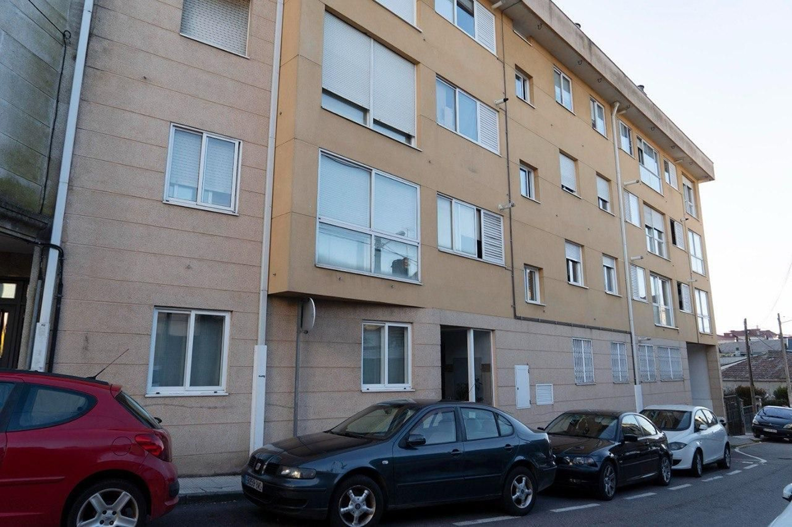 El edificio situado en el número 39 de la calle Numancia registra un trasiego constante de personas.