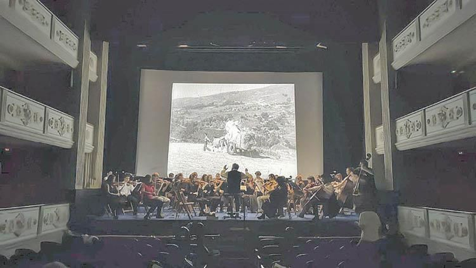 El estreno de “Canto de emigración”, con la Clásica tocando en directo, tuvo lugar en septiembre en el festival de cine de Ourense.