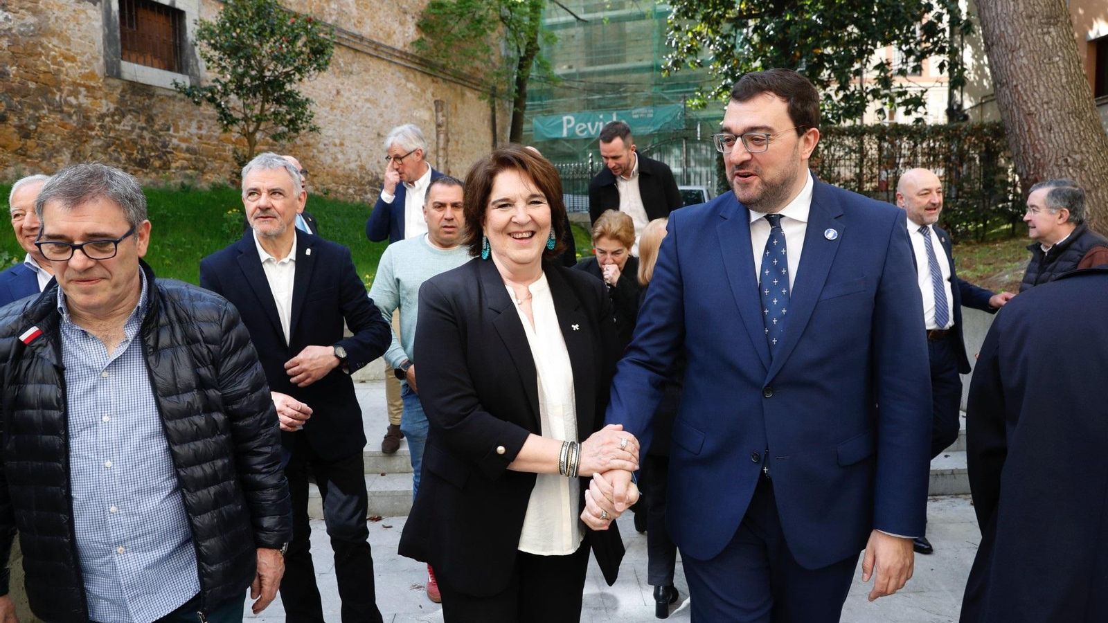 Barbón saludando a los miembros del Consejo