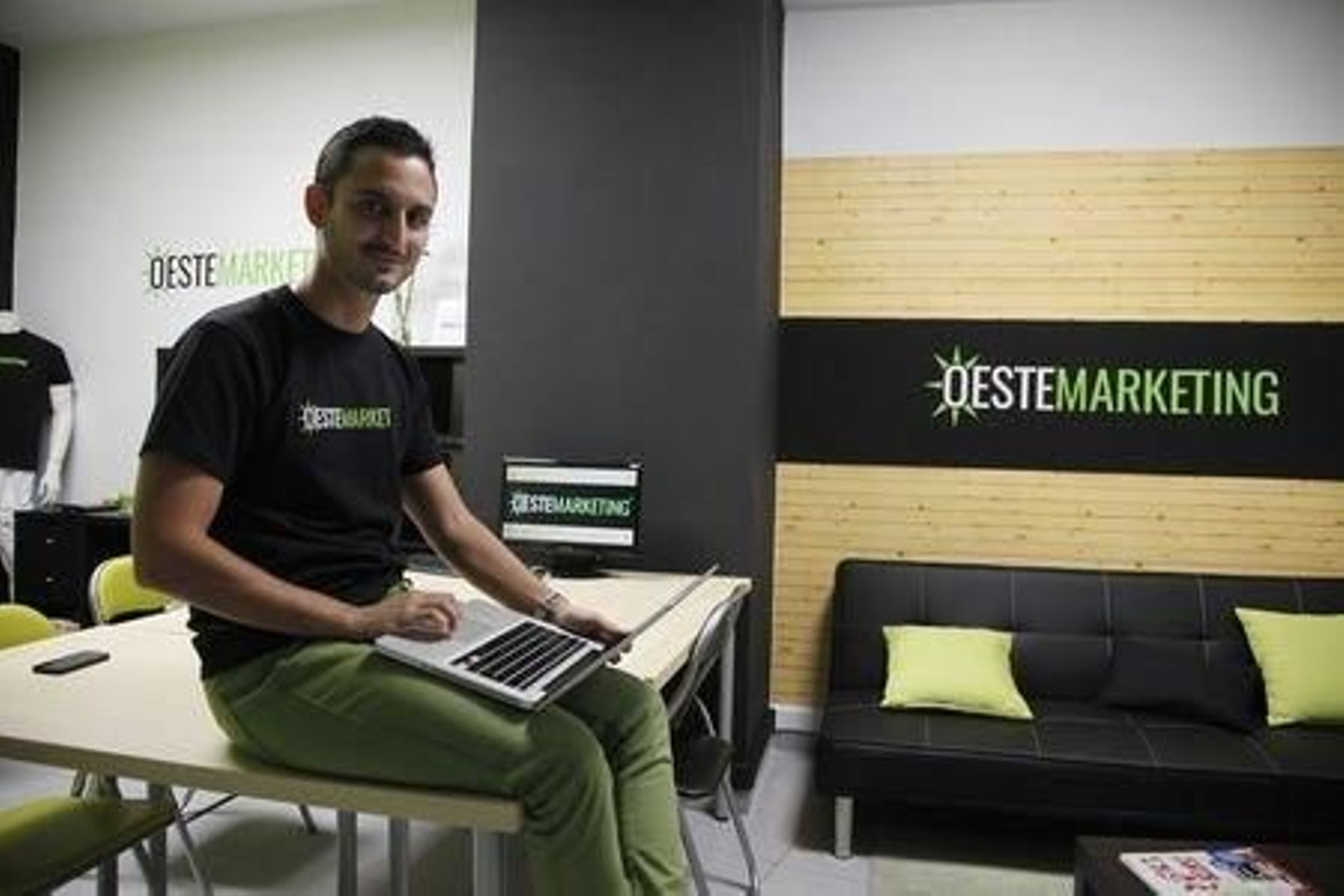 Luis Miguel Estévez, de "Oeste Marketing", en la oficina de la agencia.