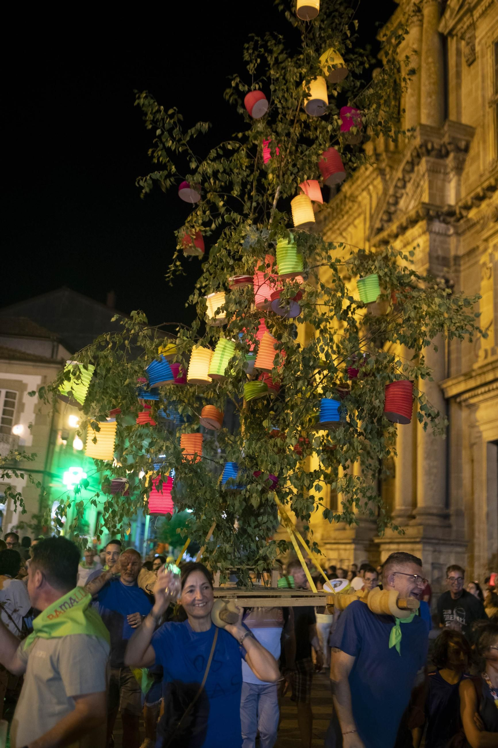 Galería | Celanova vuelve a disfrutar bajo la luz de los faroles durante A Ramallosa