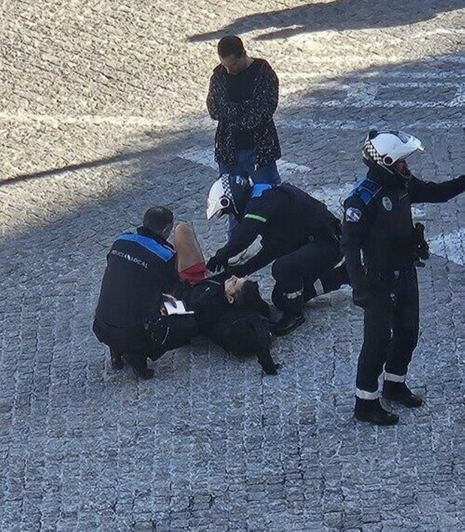 La Policía Local atiende al ciclista en el suelo.