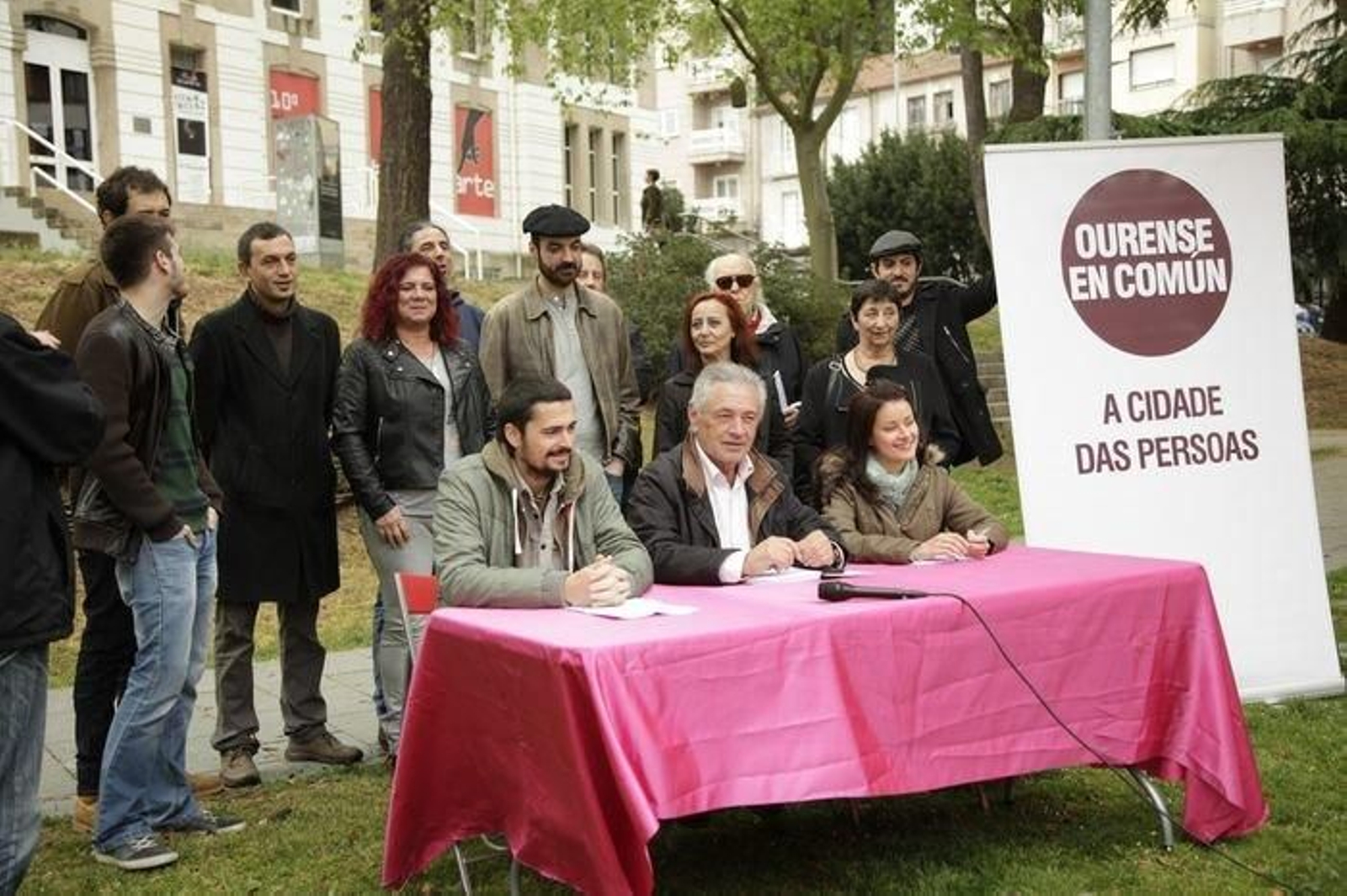 Martiño X. Vázquez, Miguel Doval y Ledicia Piñeiro, sentados.