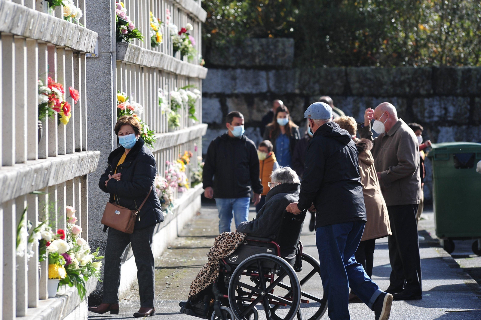 Día de Todos los Santos en el cementerio de Santa Mariña. José Paz