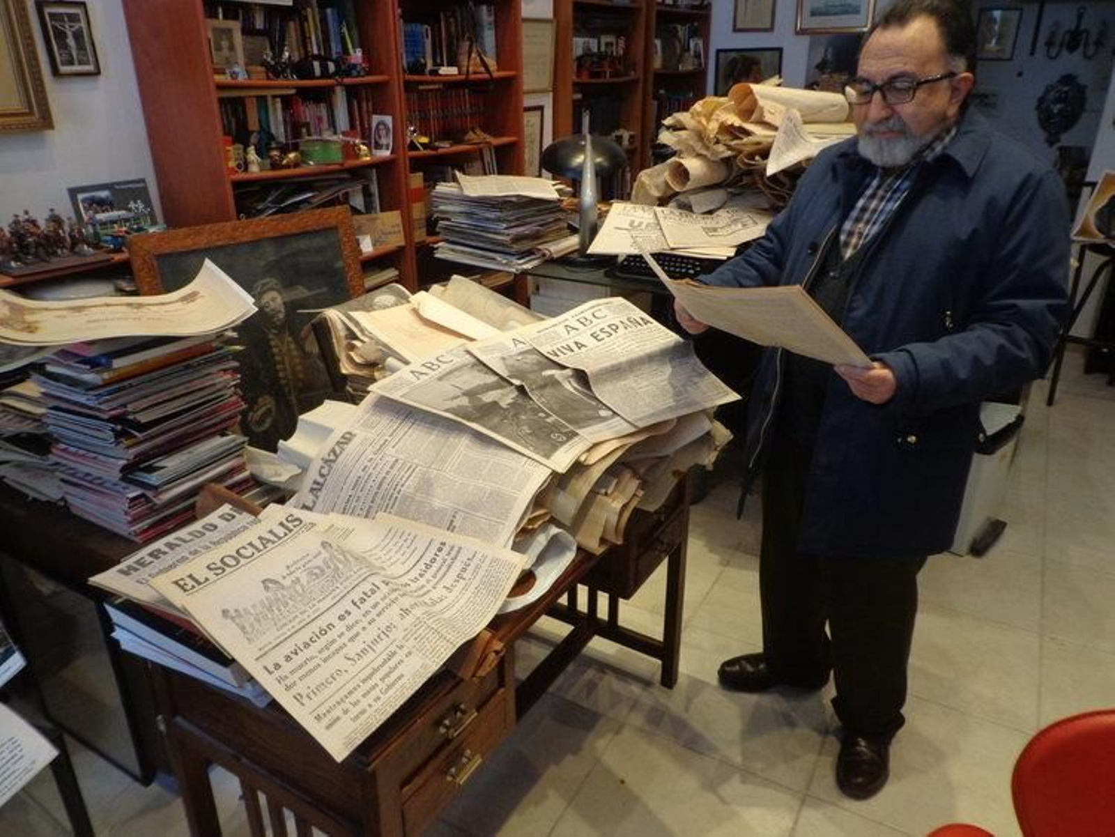 Aurelio Blanco, en el local de su casa donde guarda buena parte de los fondos de sus colecciones.