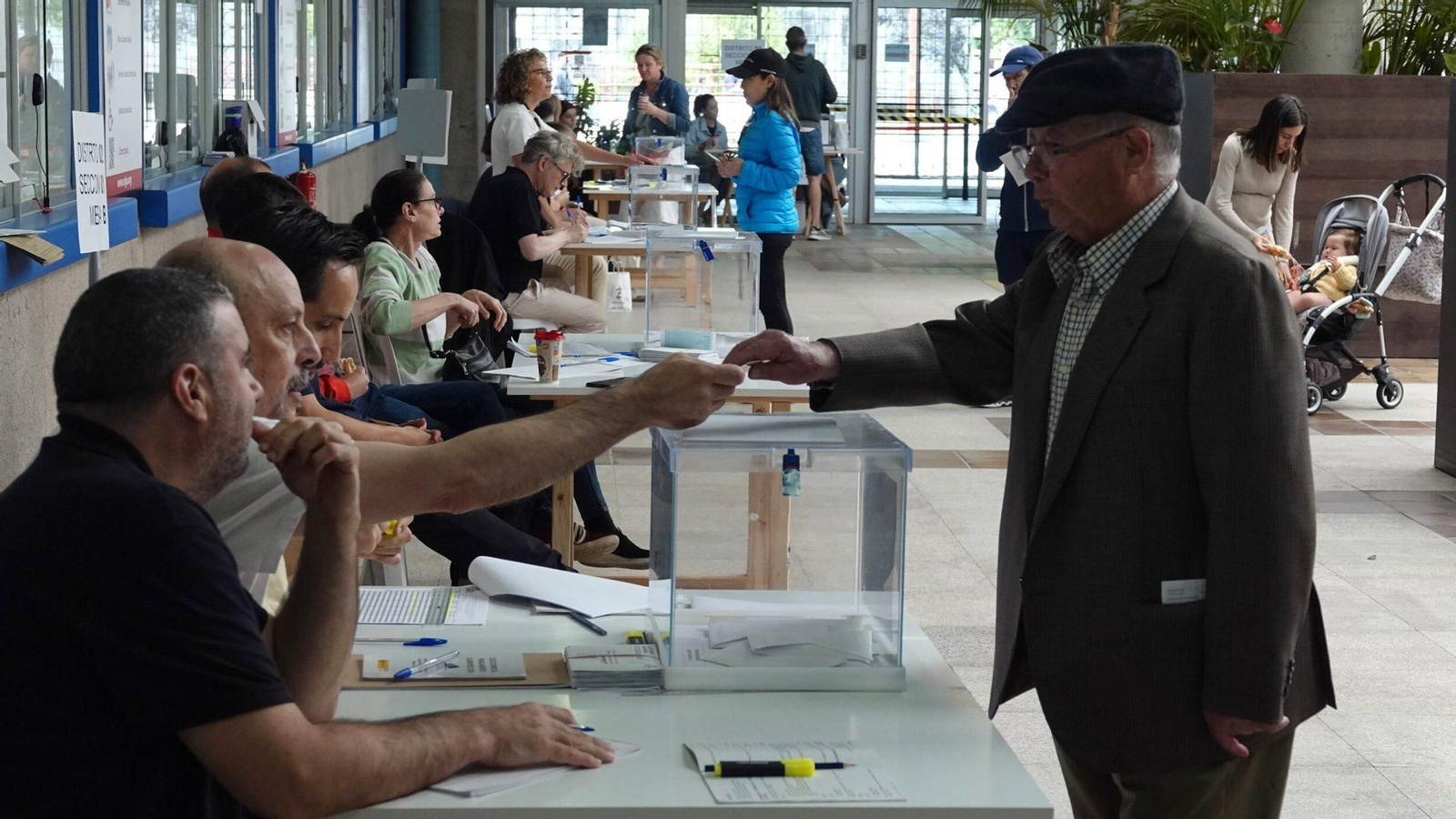Ciudadanos de Vigo acudieron a votar en las elecciones europeas.