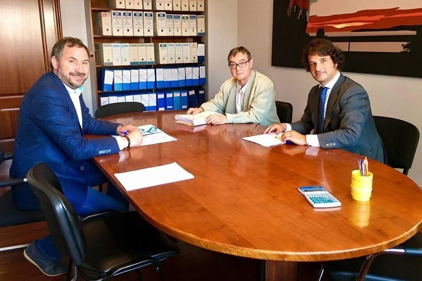 El alcalde, Marcos Besada (izqda), con el Notario,Santiago Martínez  y Pablo Moure (Xunta).