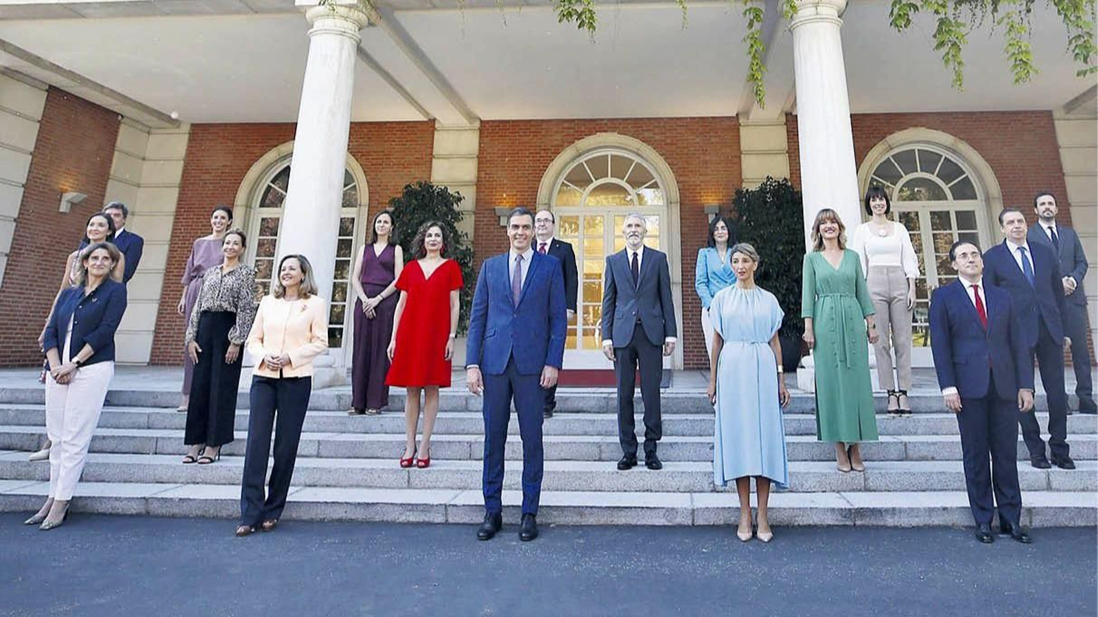 Los componentes del remodelado Gobierno posan para la foto de familia a las puertas del Palacio de la Moncloa.