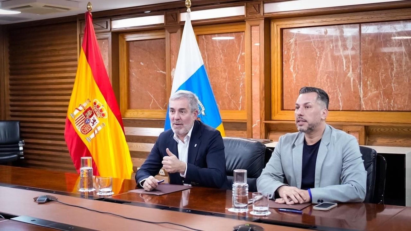 El presidente de Canarias y el director general de Emigración durante un encuentro telemático en canarios del exterior