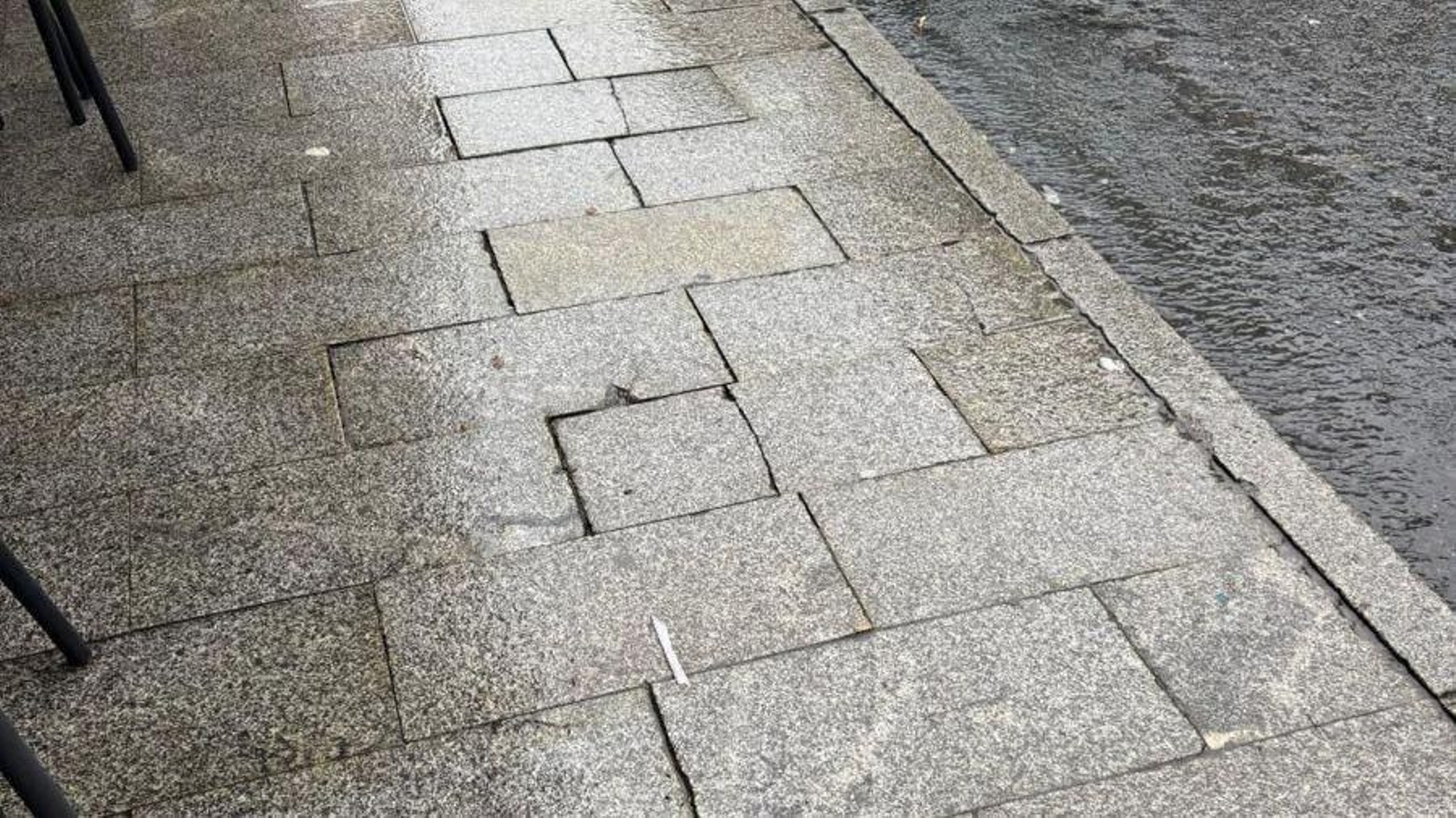 Imagen de las losas de la acera de la calle Progreso en Ribadavia.