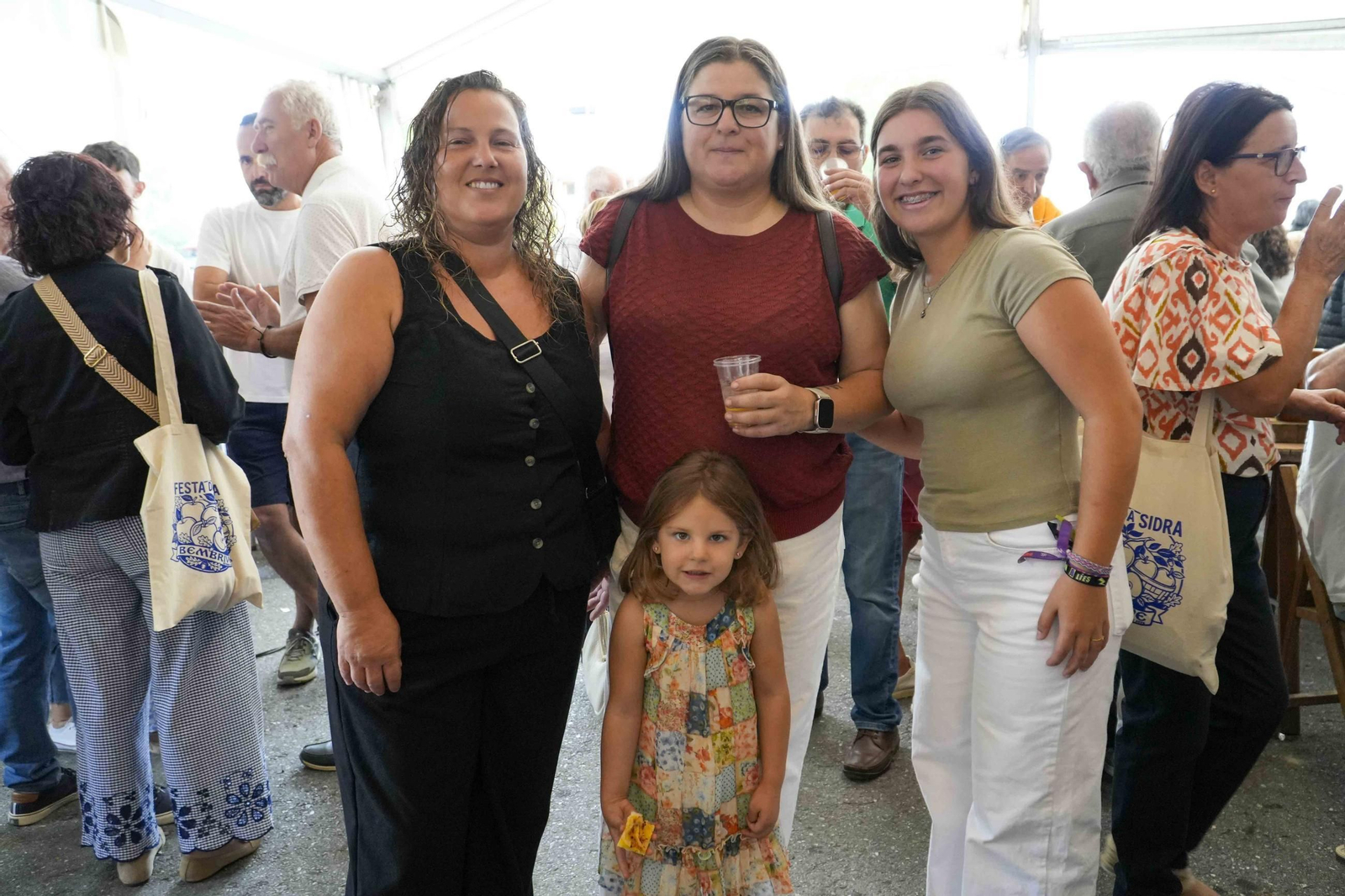 Galería | La Festa da Sidra triunfa en Bembrive con 1.000 litros repartidos