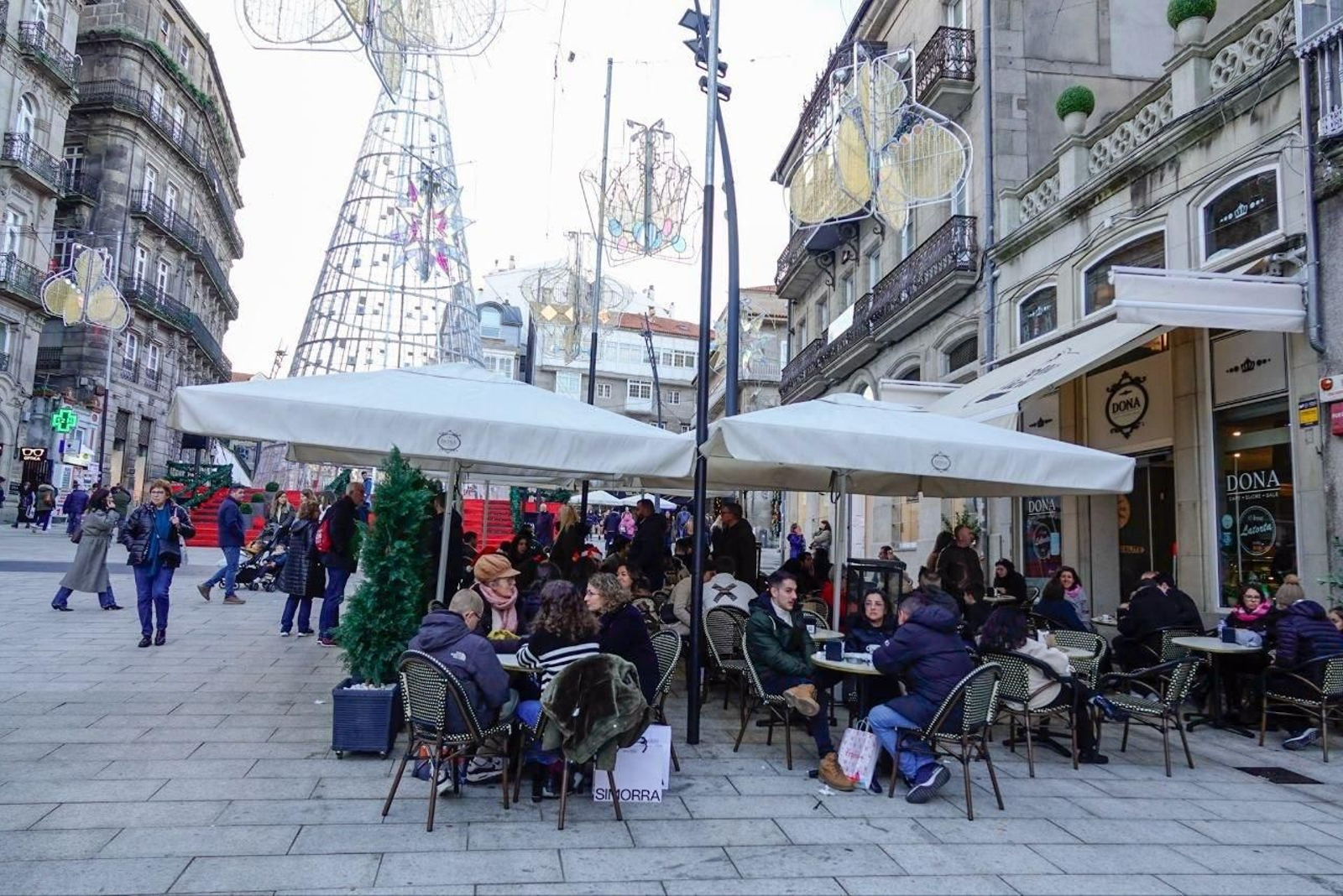 El turismo nacional y portugués se concentra sobre todo en la Porta do Sol, al abrigo del árbol navideño.