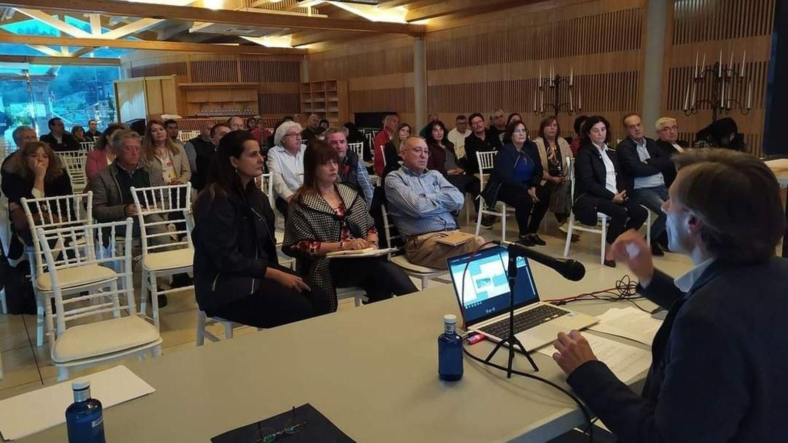 Conferencia de clausura del 13 Congreso Chamoso Lamas en la bodega Pazo Tizón.