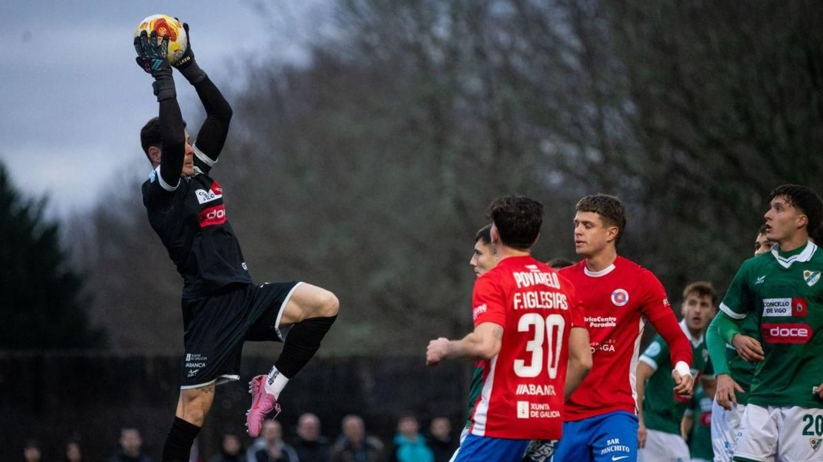 Ruiz Díaz atrapa el esférico en un balón colgado ante la impotencia de los jugadores locales.