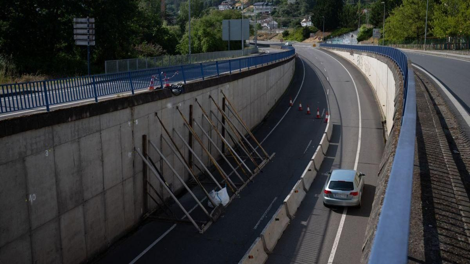 Carril cortado en el túnel de la N-120 debido al riesgo de derrumbe del muro.