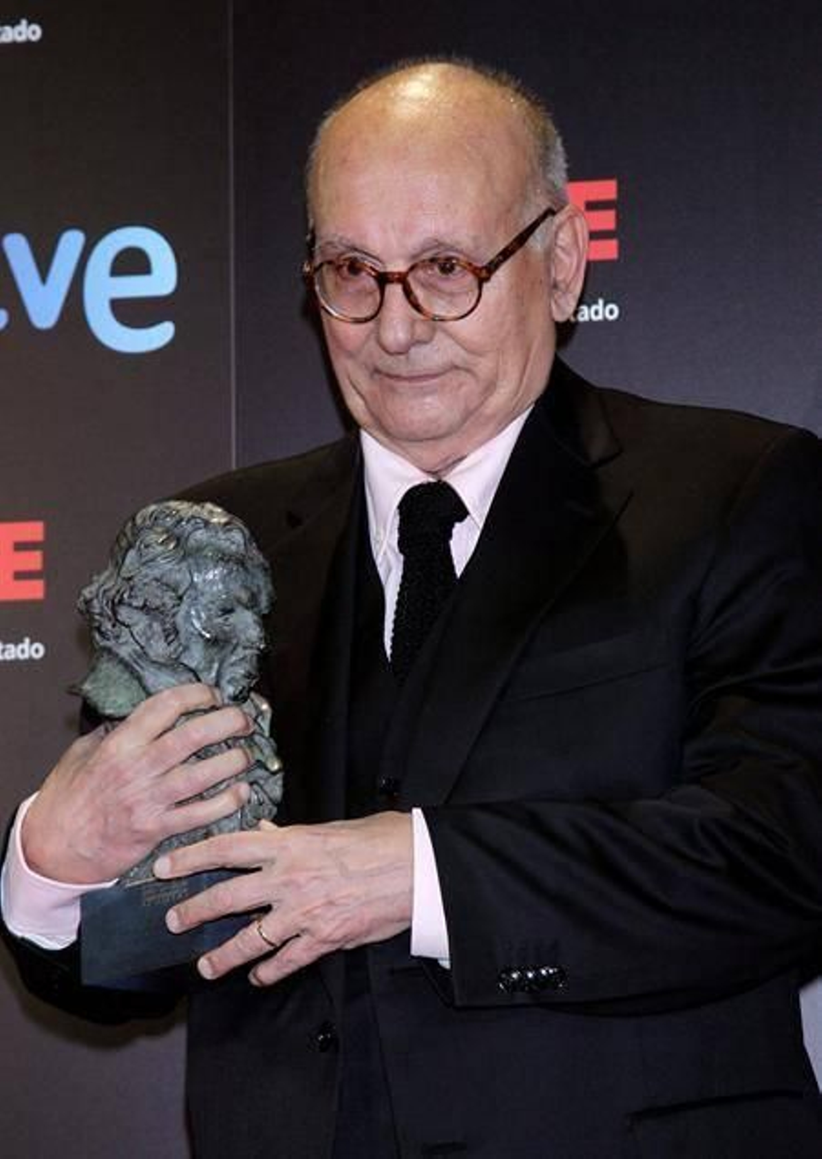 El realizador Mario Camus posa tras recibir el Goya de honor durante la ceremonia de entrega de la 25 edición de los Premios Goya. Foto: EFE