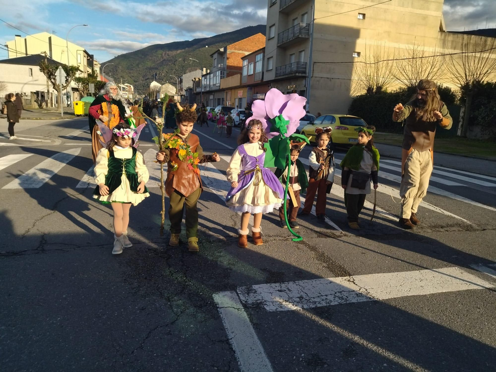 A Rúa / Música, paparota y mucho colorido en Valdeorras.