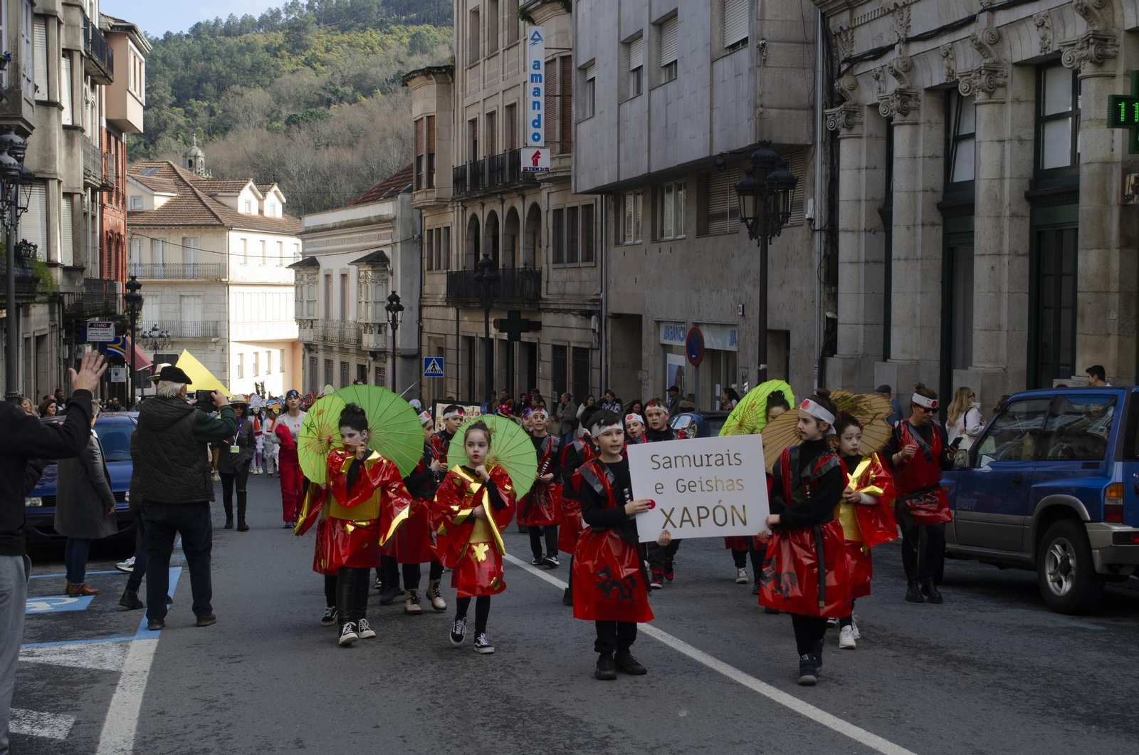 Los niños animan las calles de Ribadavia con el desfile escolar de Entroido
