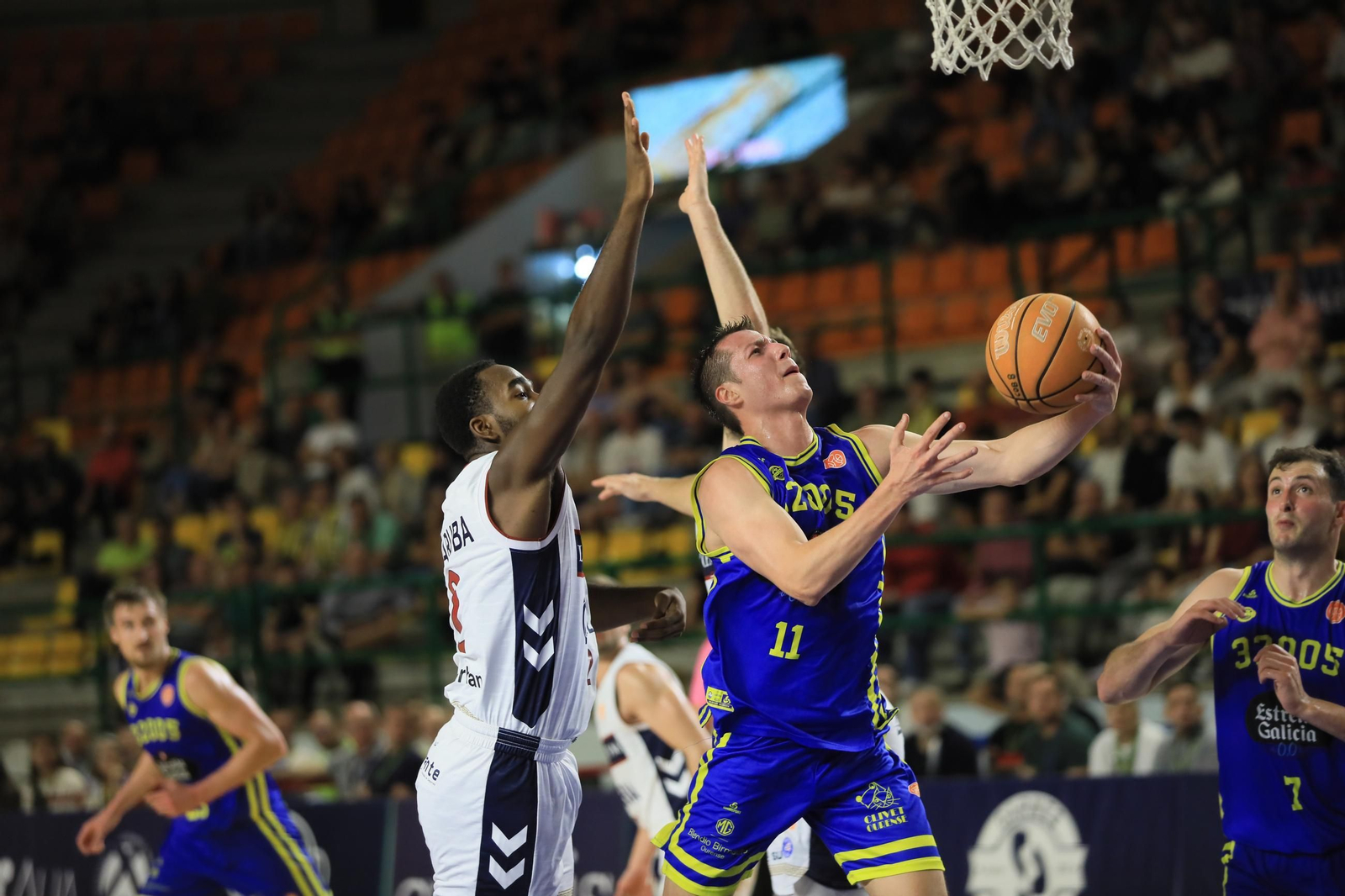 Galería | Noche triste en el Pazo con la derrota del COB ante el Alicante (79-83)