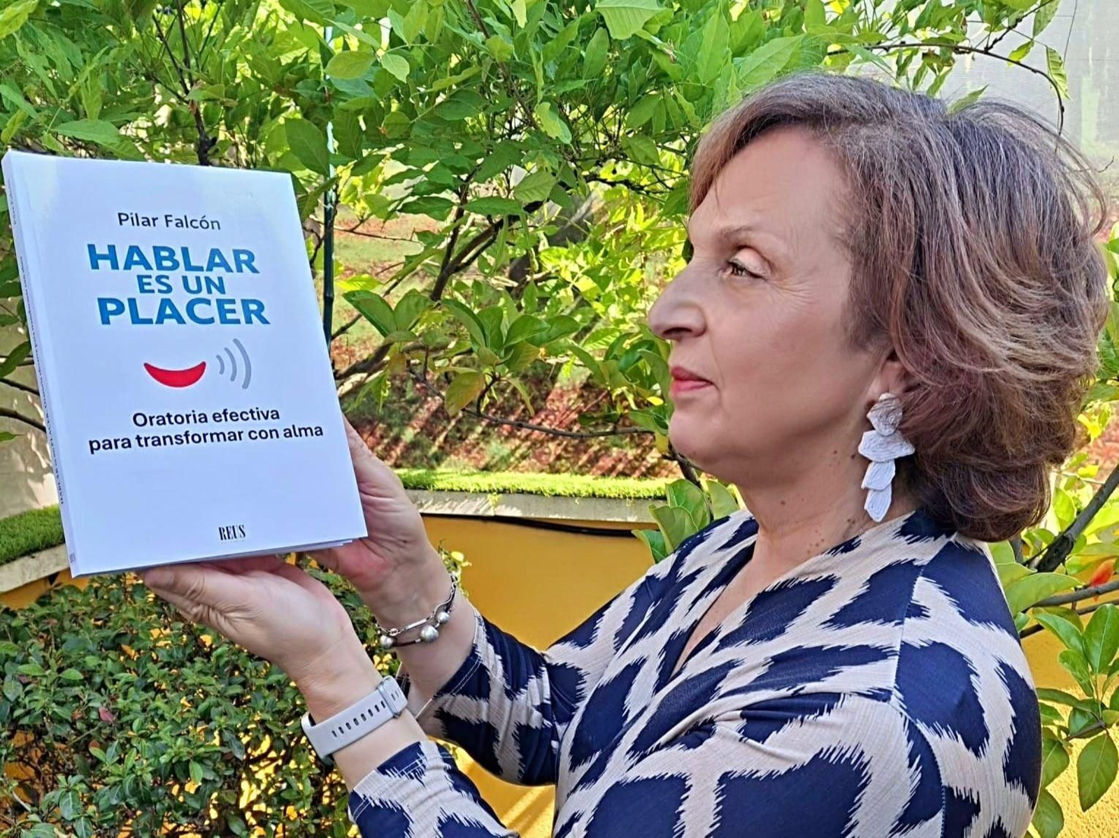 Pilar Falcón, con su libro “Hablar es un placer”, que presentó en Madrid.