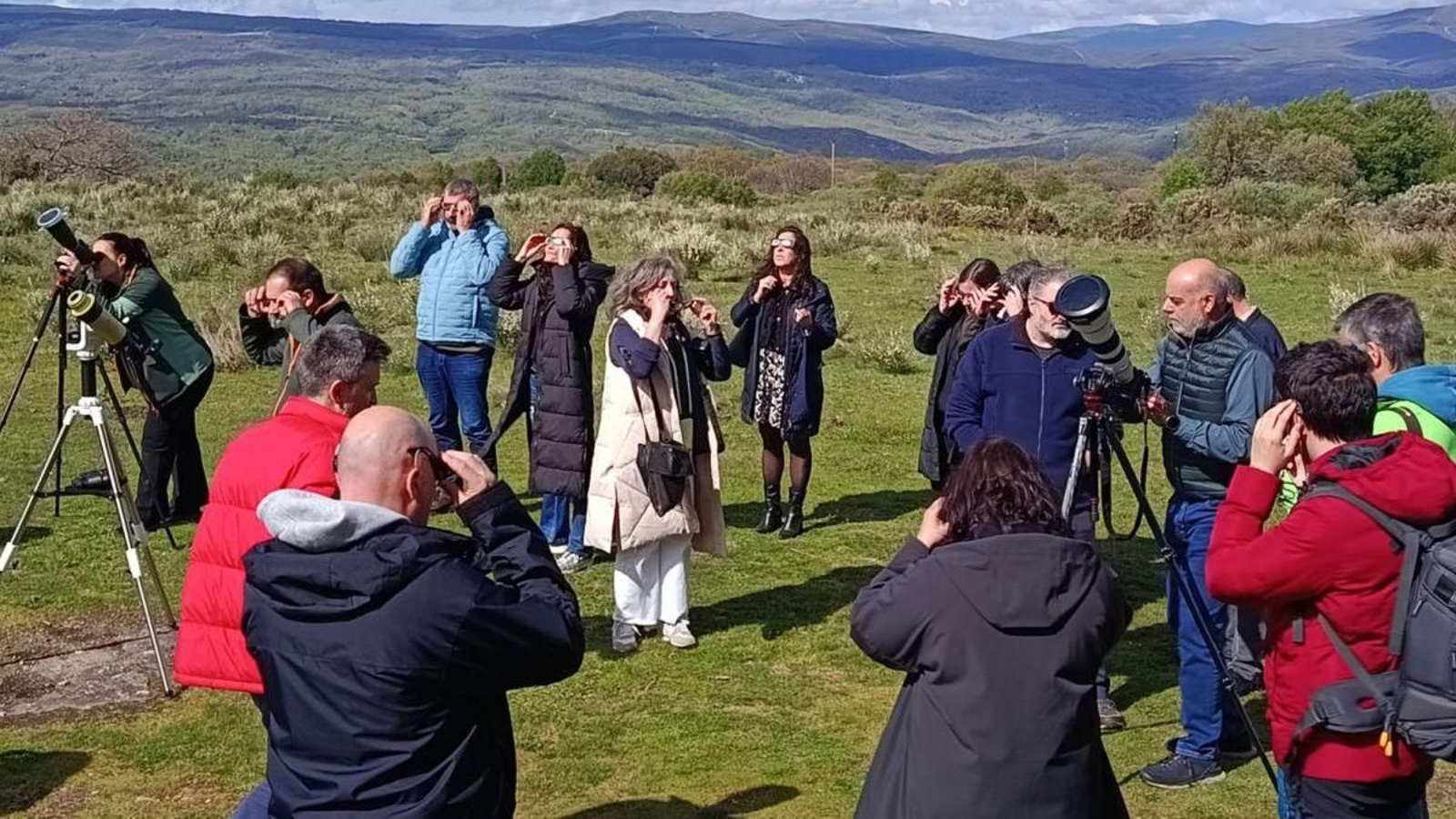Observación solar con telescopios, en el entorno del Centro Astronómico de Trevinca.