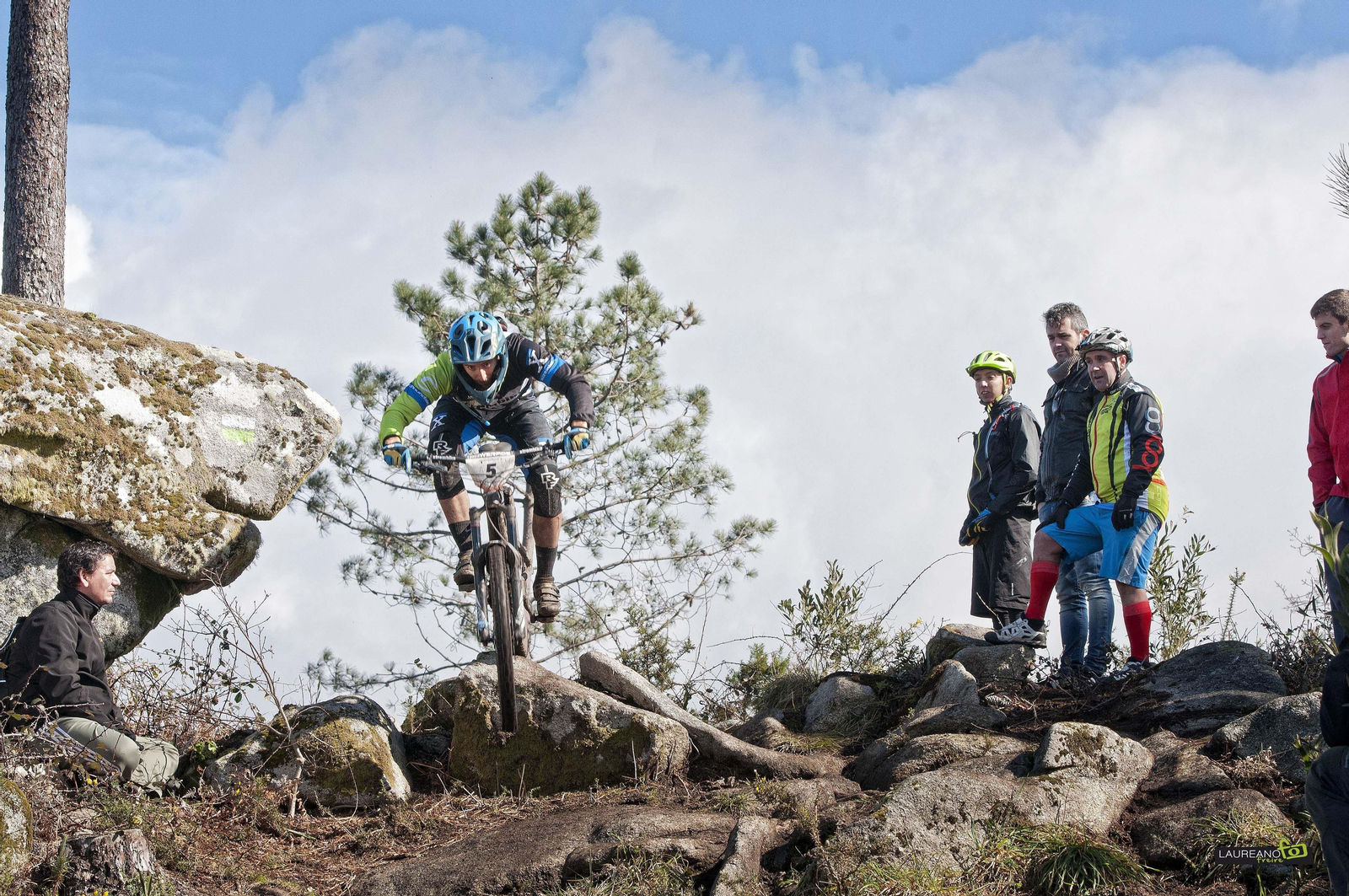 Óscar Martínez del Campo en uno de los cinco tramos cronometrados que afrontó ayer en Coruxo.